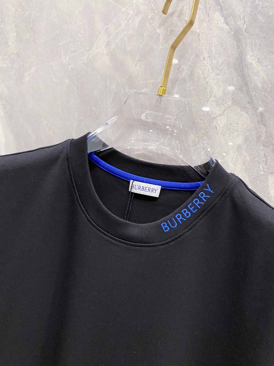 巴宝莉 2025秋冬 圆领刺绣短袖T恤打底衫 元素性的Logo徽章凸显休闲时尚魅力,依然独领时尚风骚.内