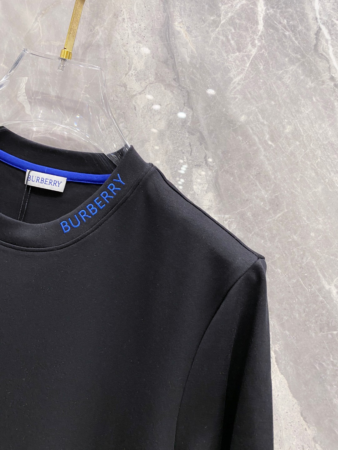 巴宝莉 2025秋冬 圆领刺绣短袖T恤打底衫 元素性的Logo徽章凸显休闲时尚魅力,依然独领时尚风骚.内