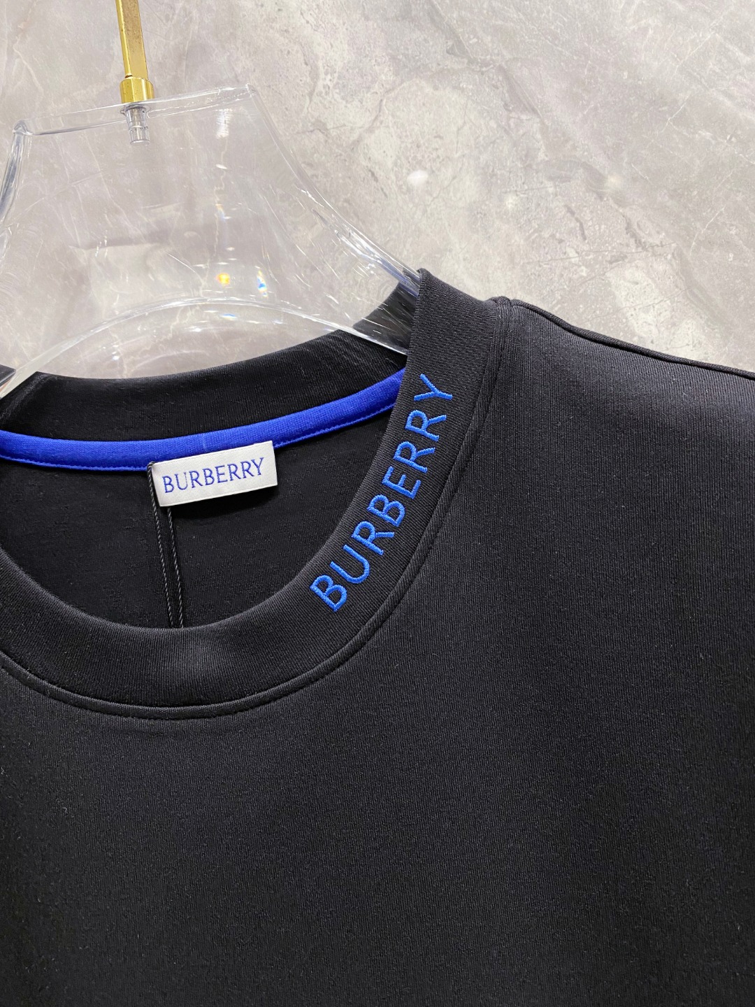 巴宝莉 2025秋冬 圆领刺绣短袖T恤打底衫 元素性的Logo徽章凸显休闲时尚魅力,依然独领时尚风骚.内