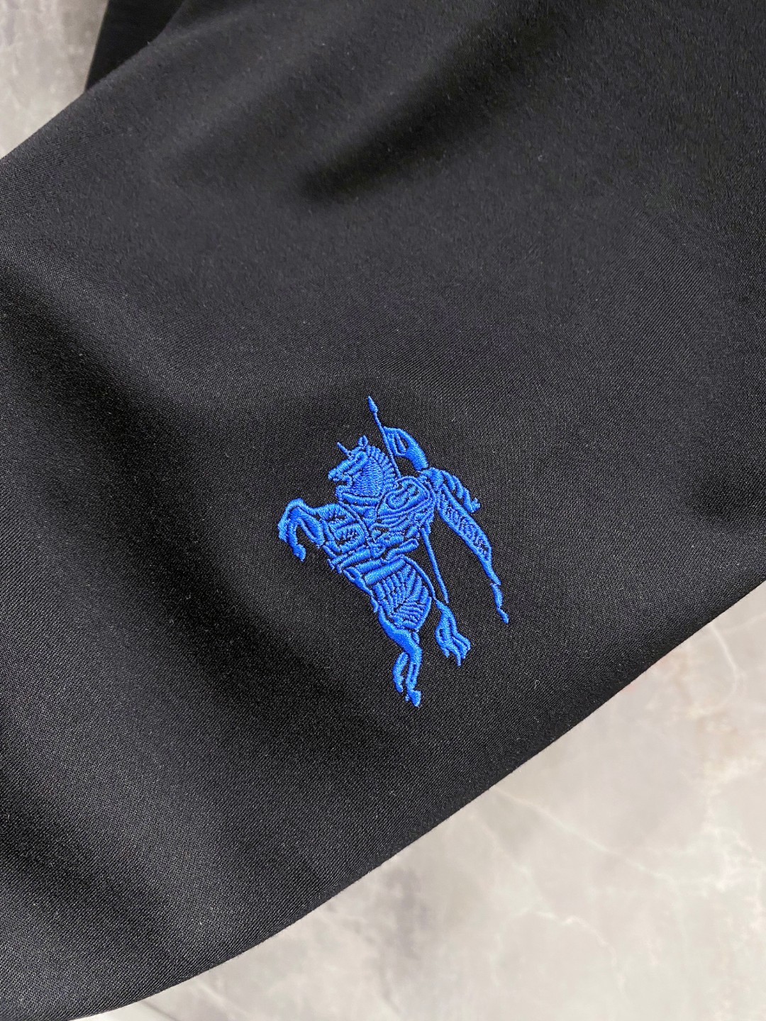 巴宝莉 2025秋冬 圆领刺绣短袖T恤打底衫 元素性的Logo徽章凸显休闲时尚魅力,依然独领时尚风骚.内