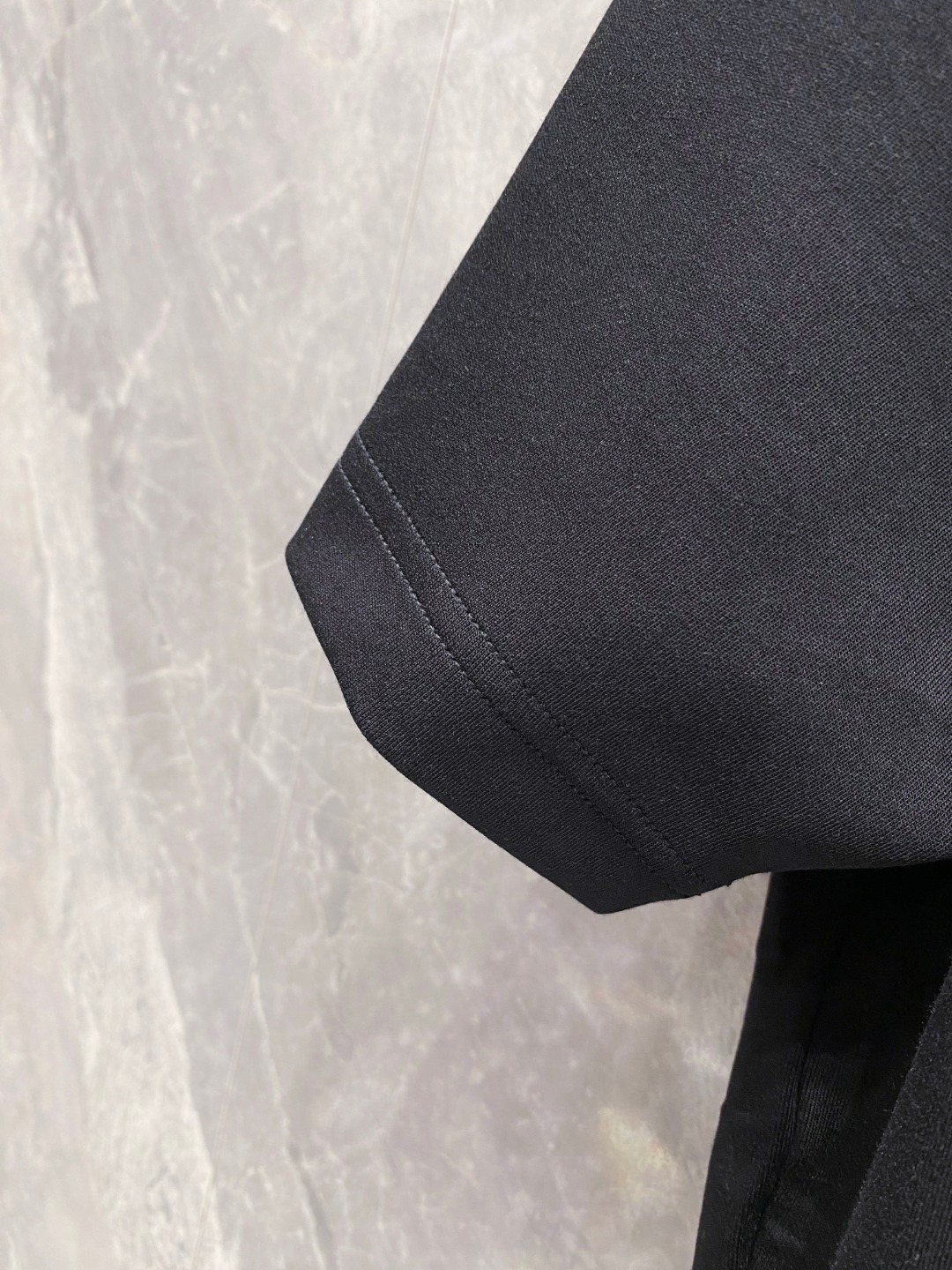 巴宝莉 2025秋冬 圆领刺绣短袖T恤打底衫 元素性的Logo徽章凸显休闲时尚魅力,依然独领时尚风骚.内