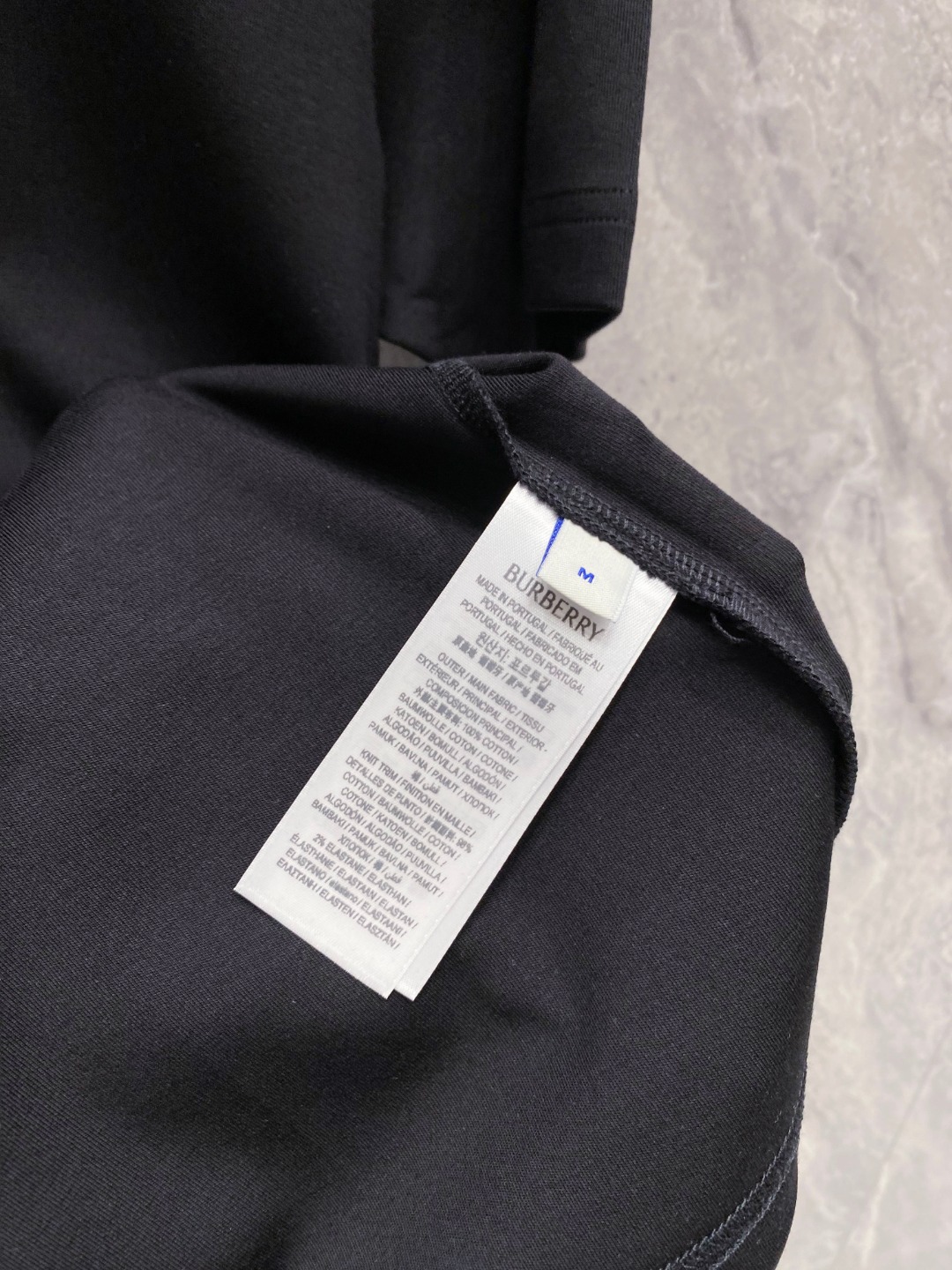 巴宝莉 2025秋冬 圆领刺绣短袖T恤打底衫 元素性的Logo徽章凸显休闲时尚魅力,依然独领时尚风骚.内