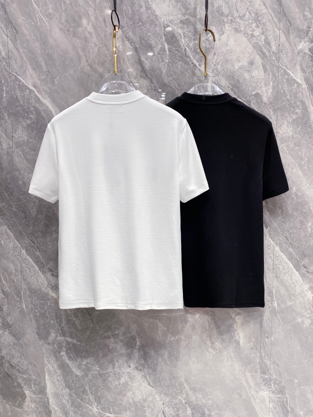 芬迪 2025秋冬 圆领刺绣短袖T恤打底衫 元素性的Logo徽章凸显休闲时尚魅力,依然独领时尚风骚.内搭