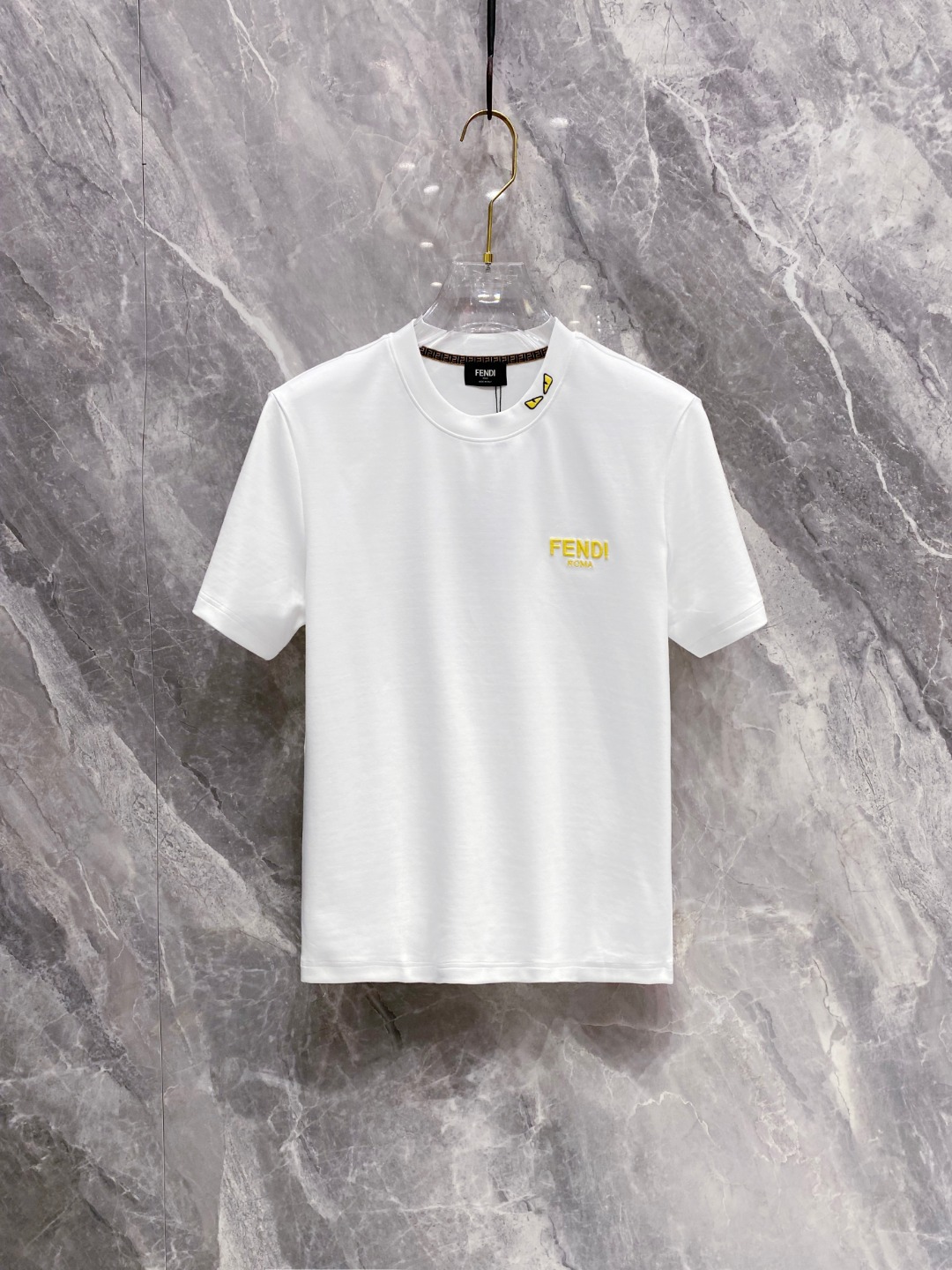 芬迪 2025秋冬 圆领刺绣短袖T恤打底衫 元素性的Logo徽章凸显休闲时尚魅力,依然独领时尚风骚.内搭