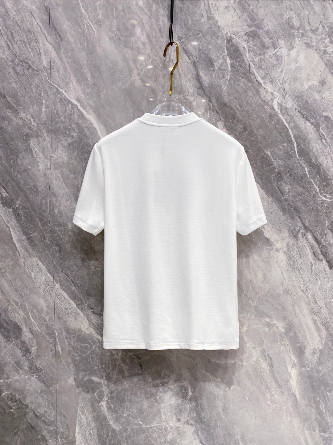 芬迪 2025秋冬 圆领刺绣短袖T恤打底衫 元素性的Logo徽章凸显休闲时尚魅力,依然独领时尚风骚.内搭