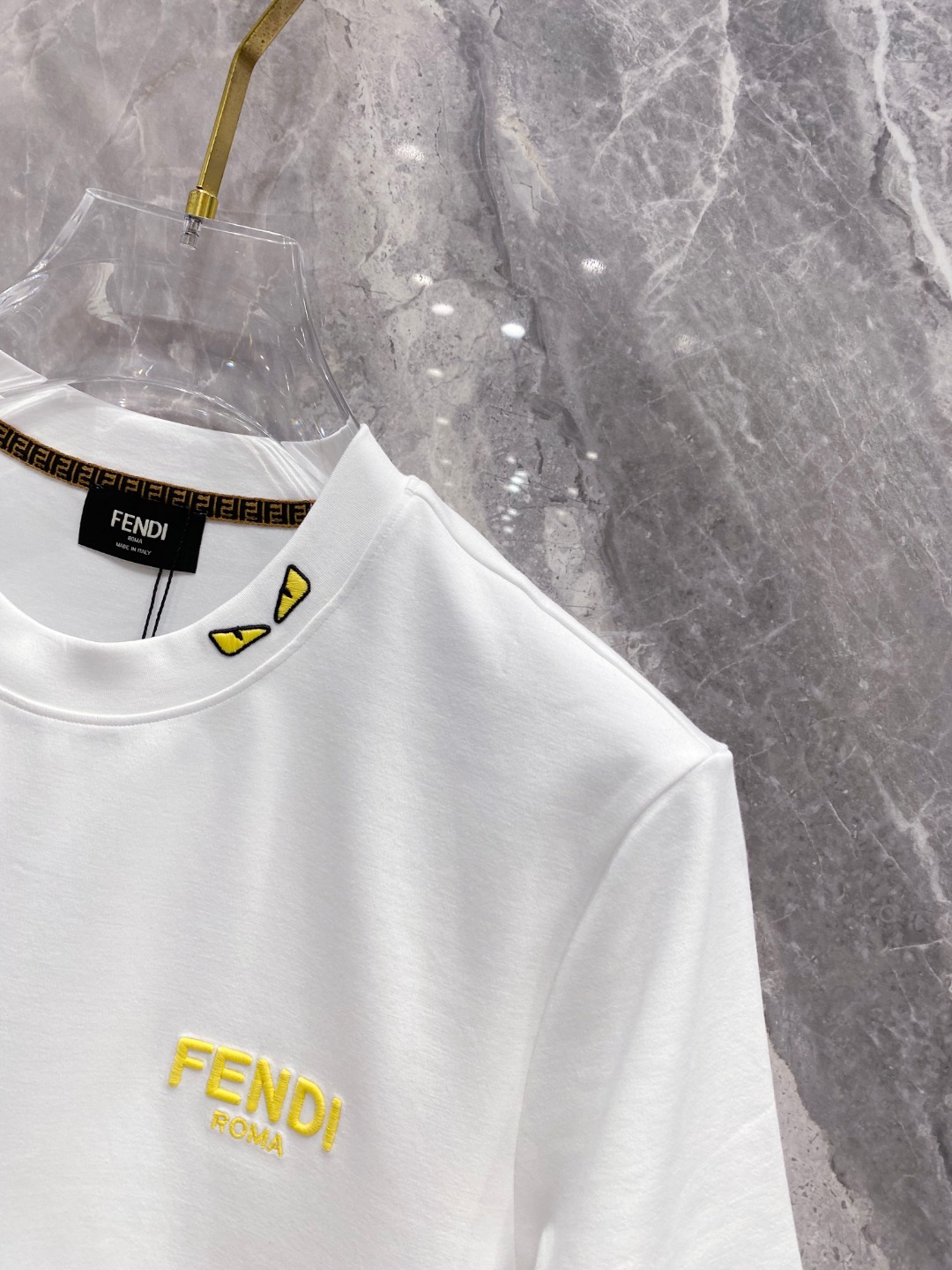 芬迪 2025秋冬 圆领刺绣短袖T恤打底衫 元素性的Logo徽章凸显休闲时尚魅力,依然独领时尚风骚.内搭