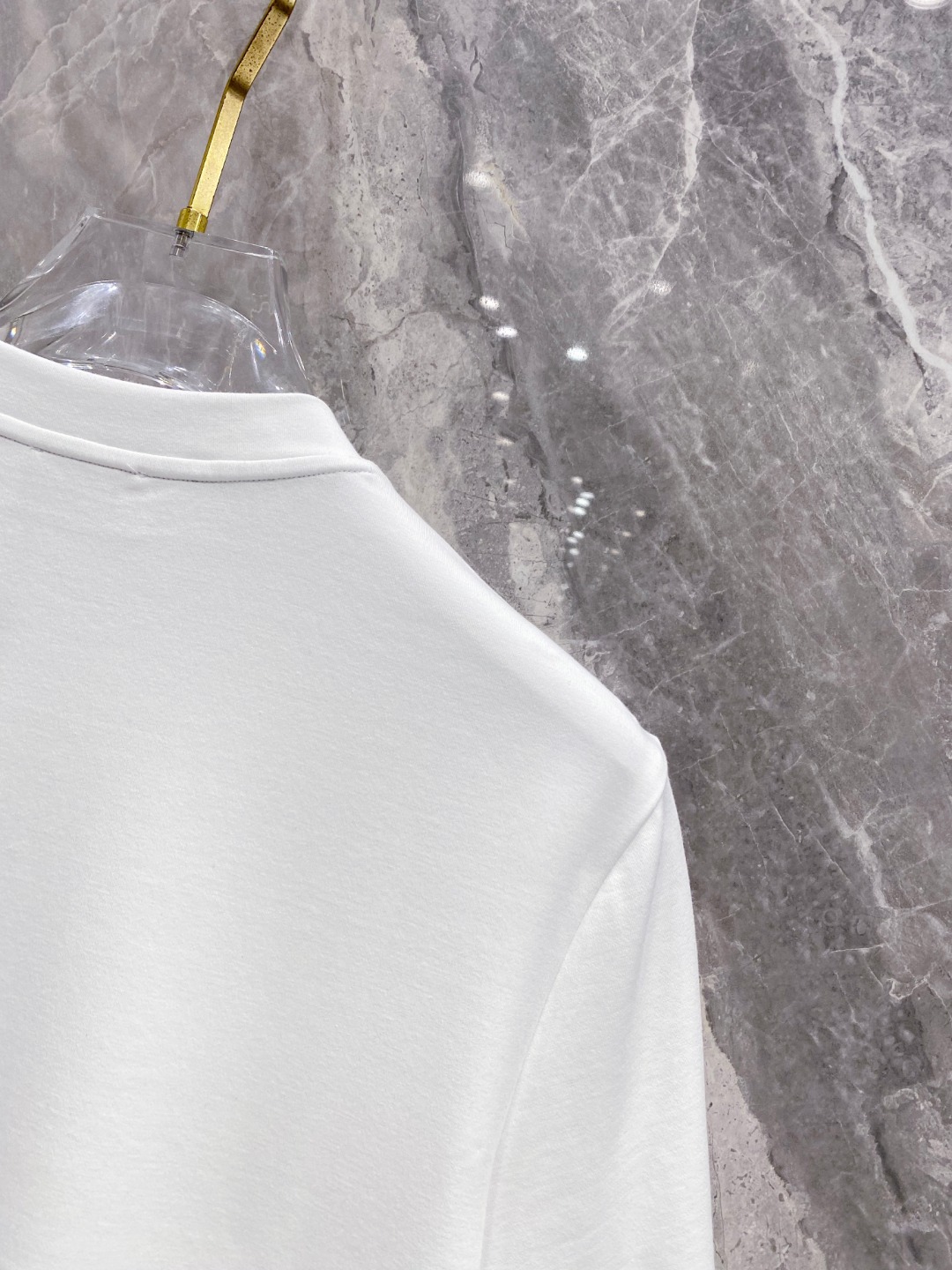 芬迪 2025秋冬 圆领刺绣短袖T恤打底衫 元素性的Logo徽章凸显休闲时尚魅力,依然独领时尚风骚.内搭