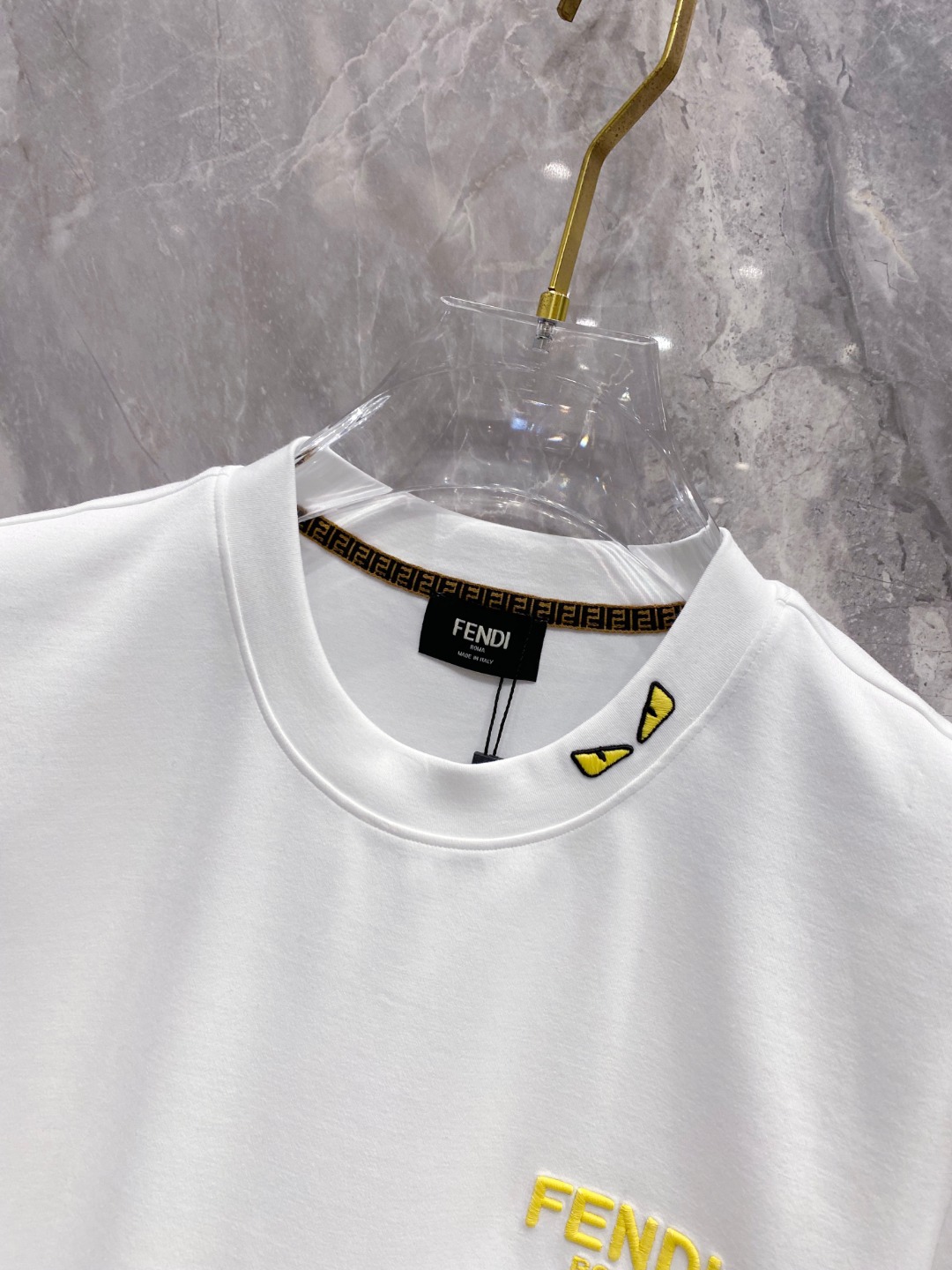 芬迪 2025秋冬 圆领刺绣短袖T恤打底衫 元素性的Logo徽章凸显休闲时尚魅力,依然独领时尚风骚.内搭