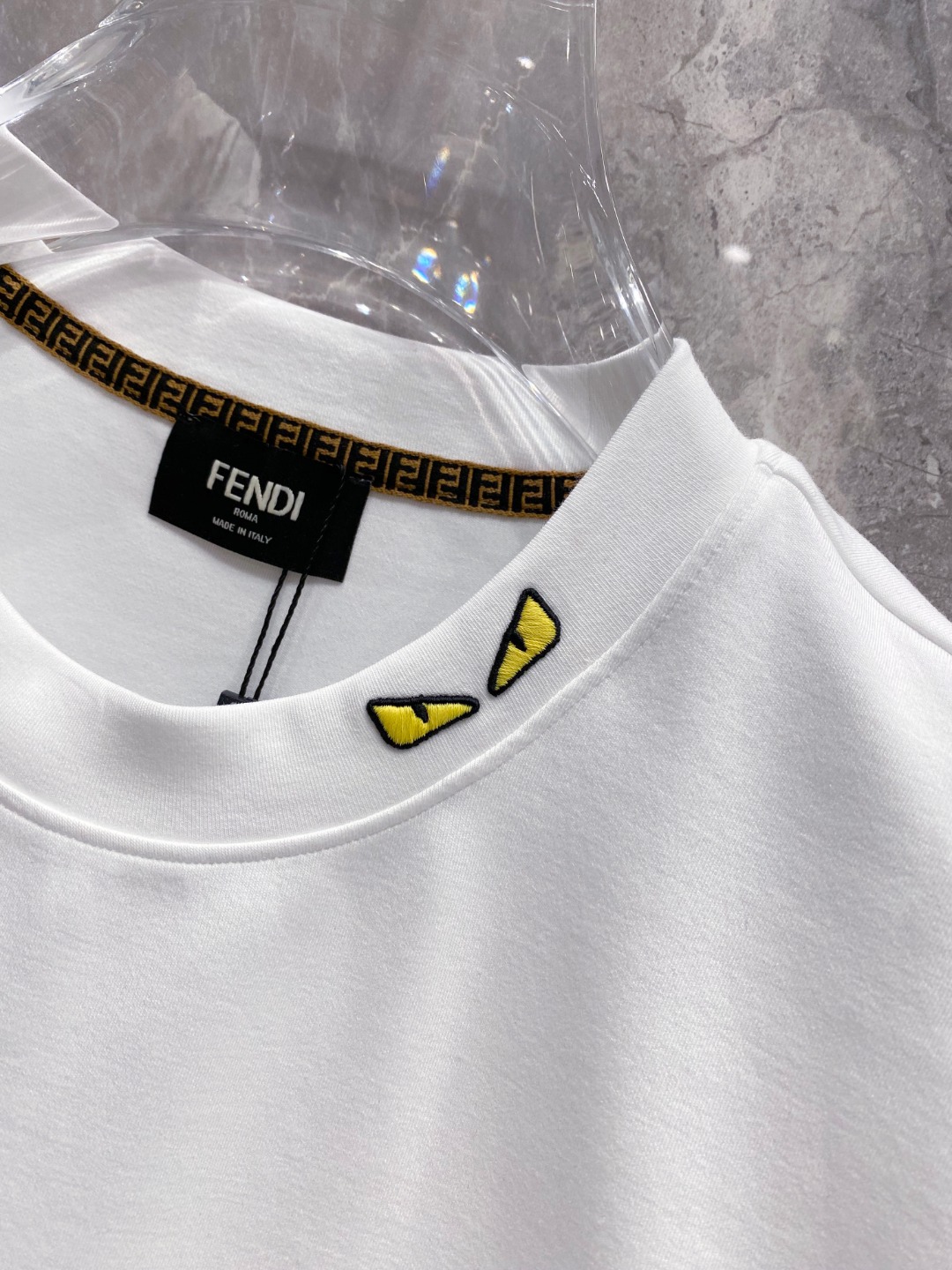 芬迪 2025秋冬 圆领刺绣短袖T恤打底衫 元素性的Logo徽章凸显休闲时尚魅力,依然独领时尚风骚.内搭