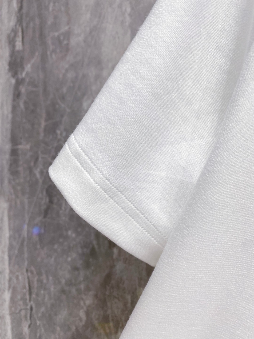 芬迪 2025秋冬 圆领刺绣短袖T恤打底衫 元素性的Logo徽章凸显休闲时尚魅力,依然独领时尚风骚.内搭