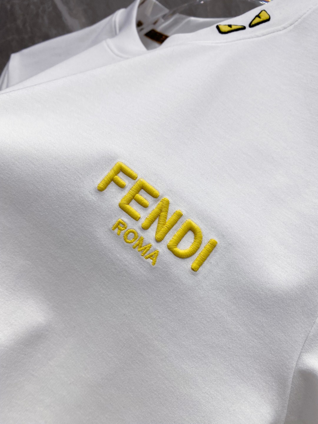芬迪 2025秋冬 圆领刺绣短袖T恤打底衫 元素性的Logo徽章凸显休闲时尚魅力,依然独领时尚风骚.内搭
