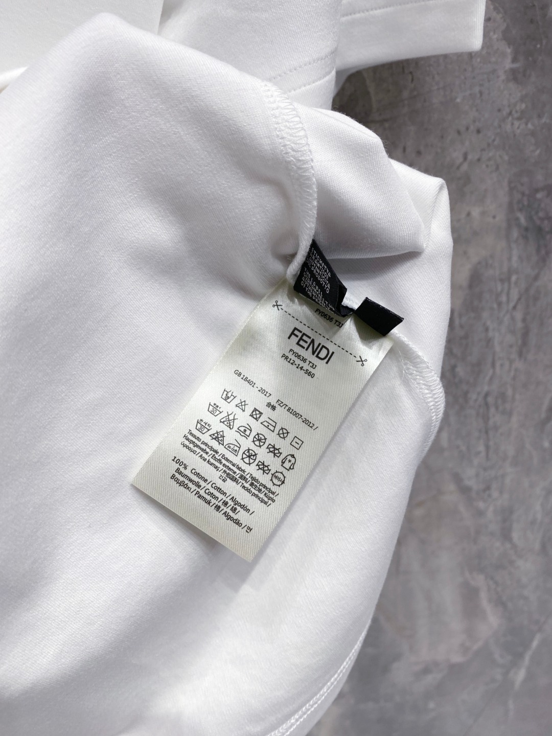 芬迪 2025秋冬 圆领刺绣短袖T恤打底衫 元素性的Logo徽章凸显休闲时尚魅力,依然独领时尚风骚.内搭