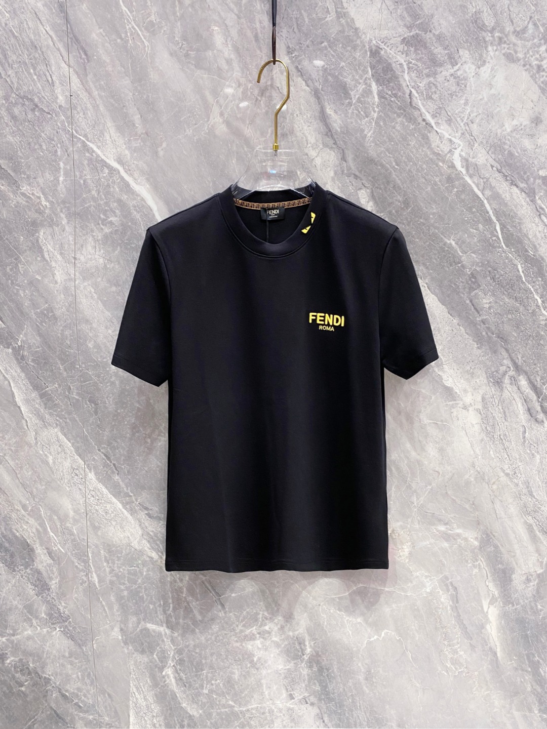 芬迪 2025秋冬 圆领刺绣短袖T恤打底衫 元素性的Logo徽章凸显休闲时尚魅力,依然独领时尚风骚.内搭