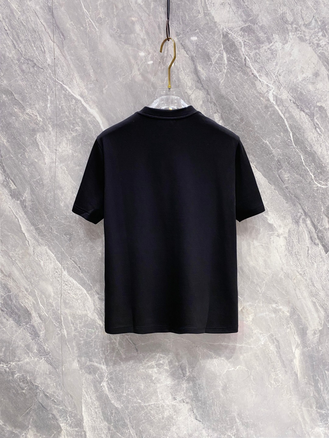 芬迪 2025秋冬 圆领刺绣短袖T恤打底衫 元素性的Logo徽章凸显休闲时尚魅力,依然独领时尚风骚.内搭