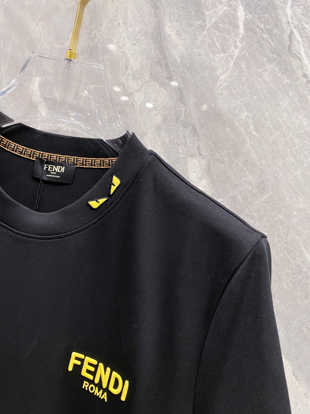 芬迪 2025秋冬 圆领刺绣短袖T恤打底衫 元素性的Logo徽章凸显休闲时尚魅力,依然独领时尚风骚.内搭