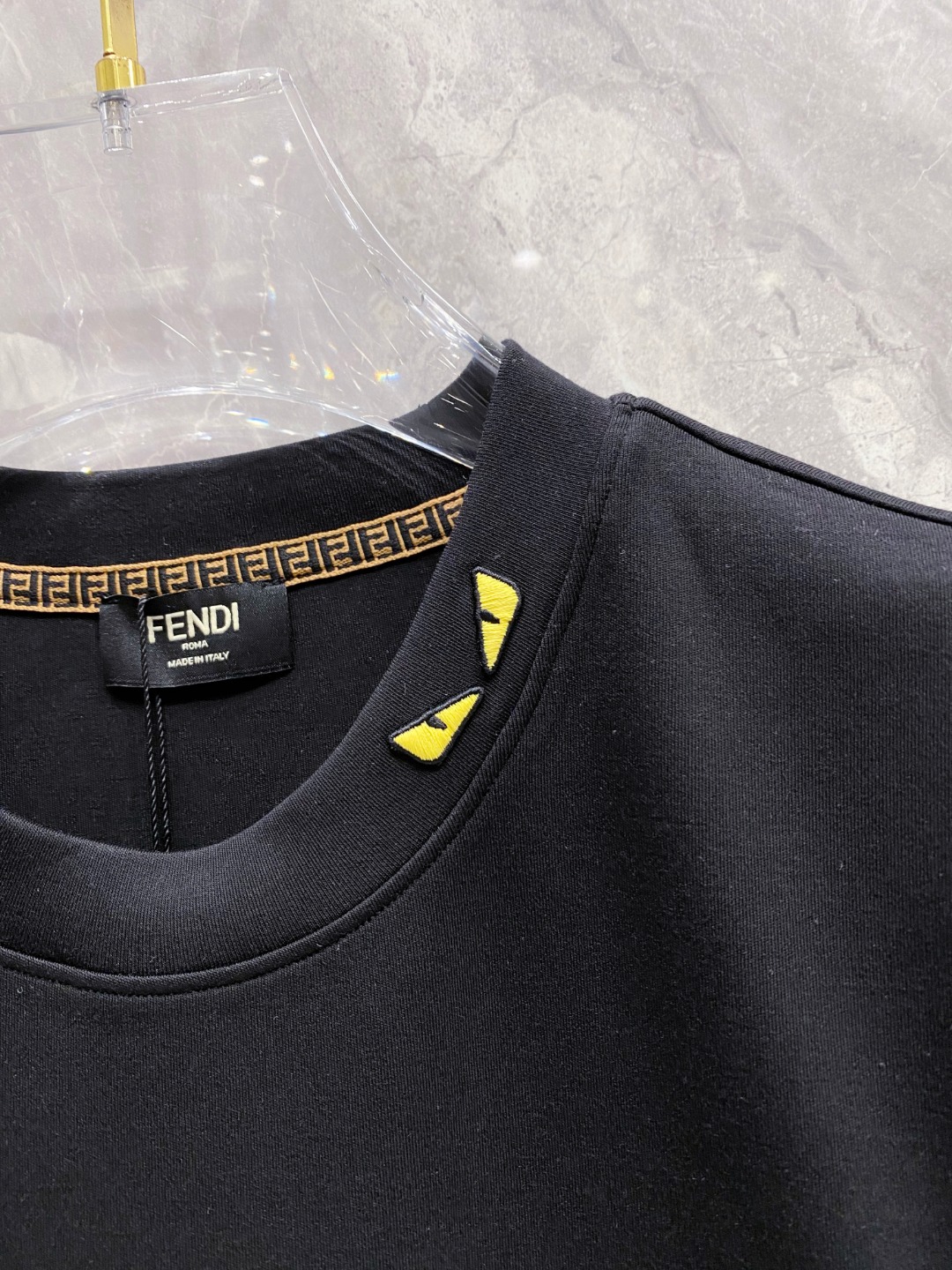 芬迪 2025秋冬 圆领刺绣短袖T恤打底衫 元素性的Logo徽章凸显休闲时尚魅力,依然独领时尚风骚.内搭