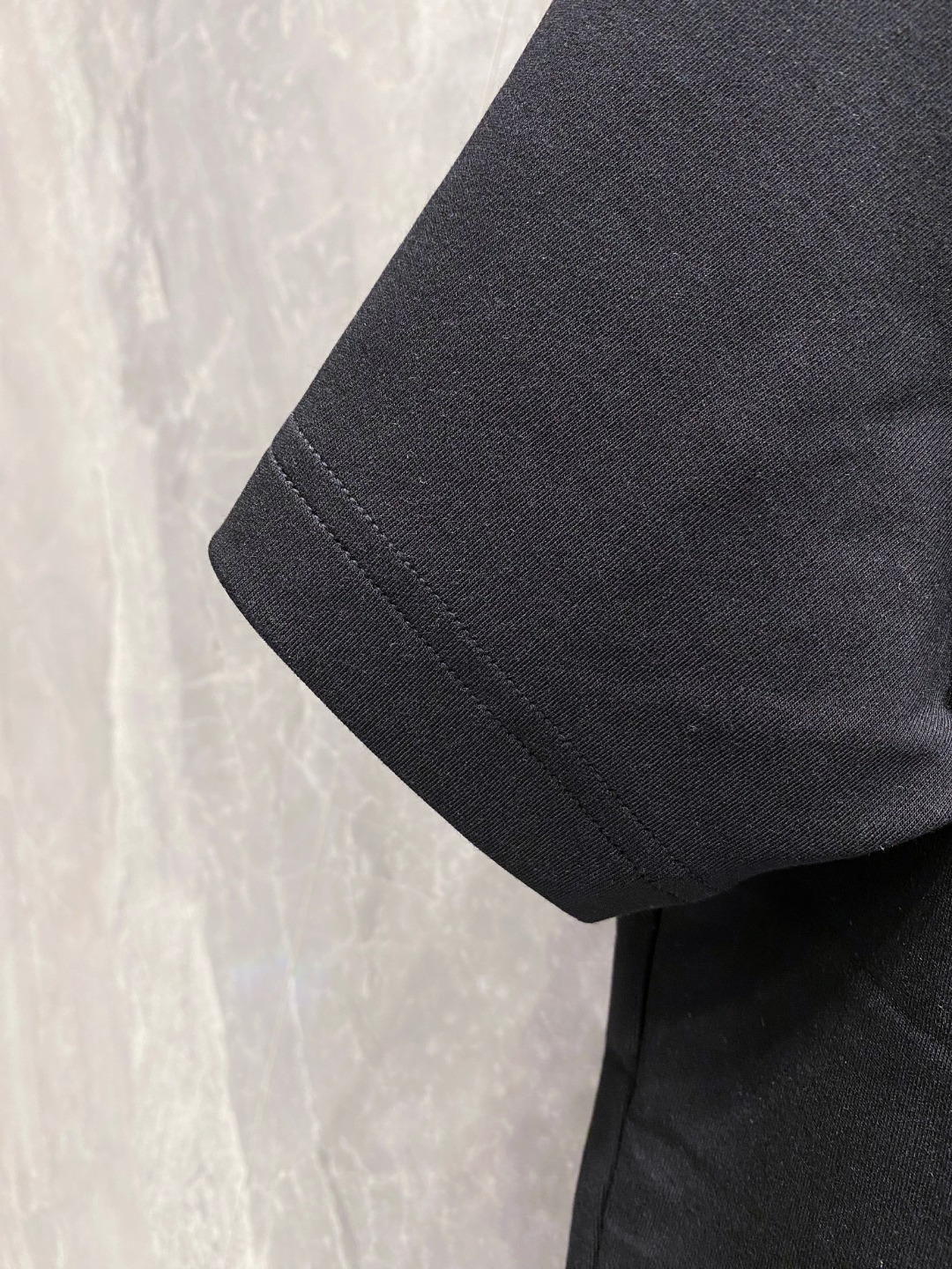 芬迪 2025秋冬 圆领刺绣短袖T恤打底衫 元素性的Logo徽章凸显休闲时尚魅力,依然独领时尚风骚.内搭