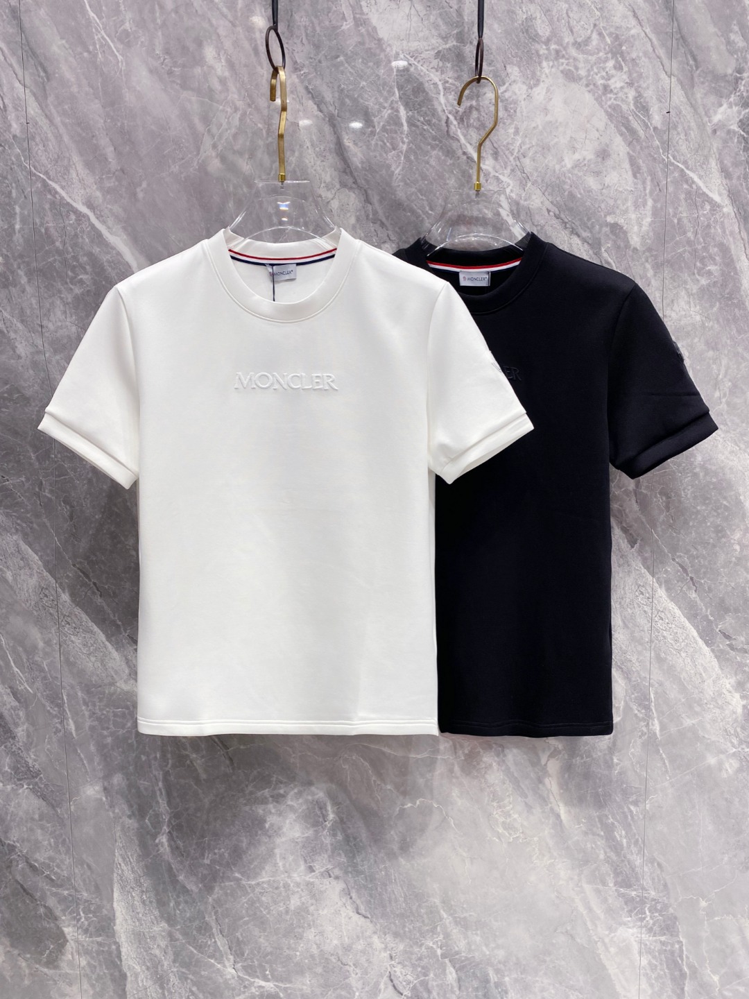 蒙口 2025秋冬 圆领刺绣短袖T恤打底衫 元素性的Logo徽章凸显休闲时尚魅力,依然独领时尚风骚.内搭