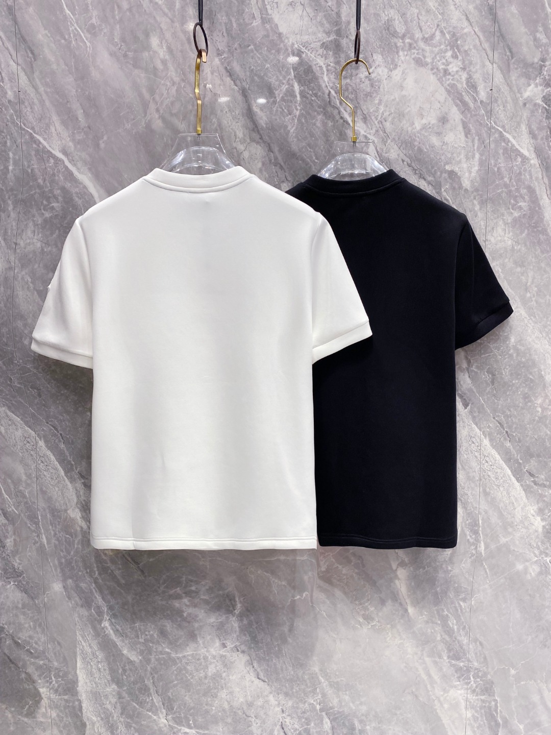 蒙口 2025秋冬 圆领刺绣短袖T恤打底衫 元素性的Logo徽章凸显休闲时尚魅力,依然独领时尚风骚.内搭