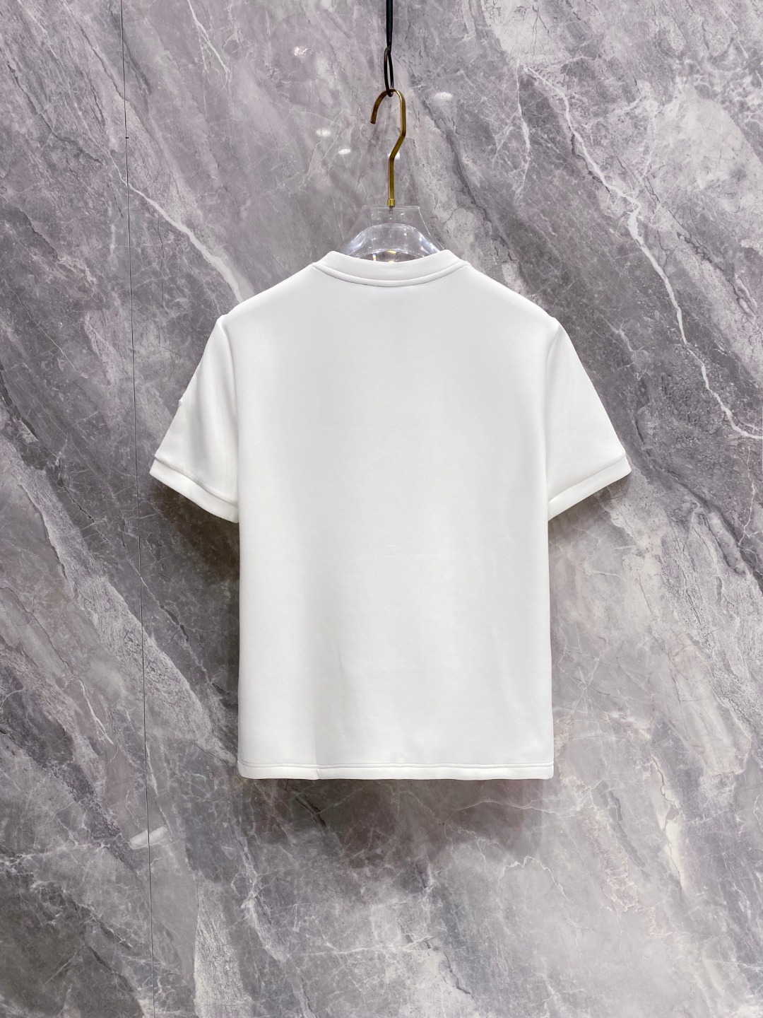 蒙口 2025秋冬 圆领刺绣短袖T恤打底衫 元素性的Logo徽章凸显休闲时尚魅力,依然独领时尚风骚.内搭