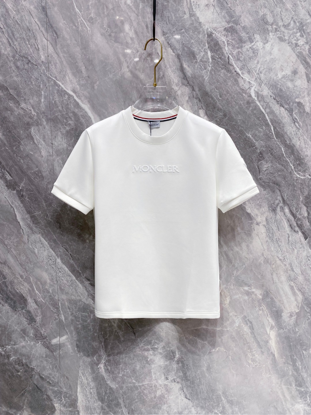 蒙口 2025秋冬 圆领刺绣短袖T恤打底衫 元素性的Logo徽章凸显休闲时尚魅力,依然独领时尚风骚.内搭