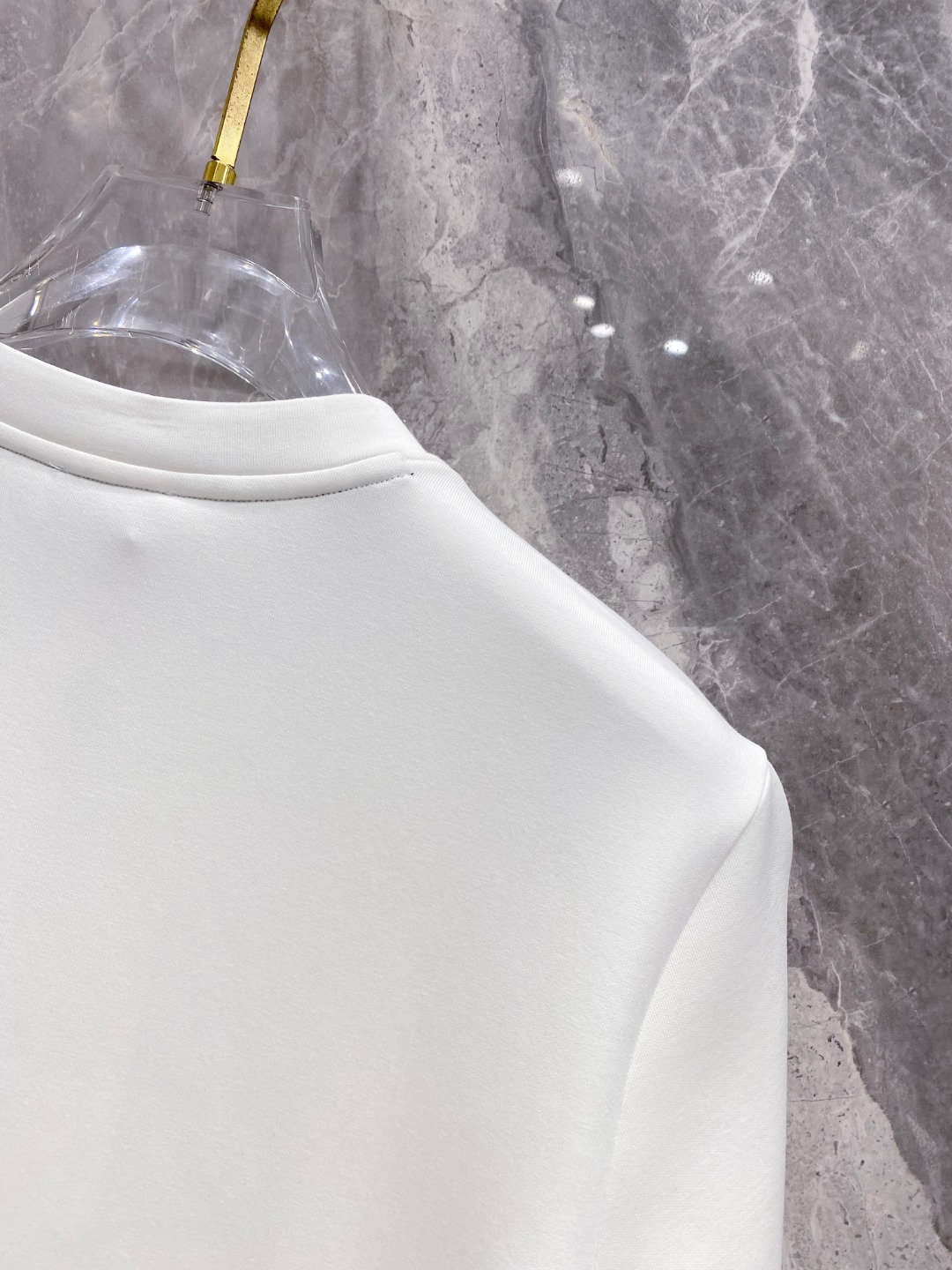 蒙口 2025秋冬 圆领刺绣短袖T恤打底衫 元素性的Logo徽章凸显休闲时尚魅力,依然独领时尚风骚.内搭