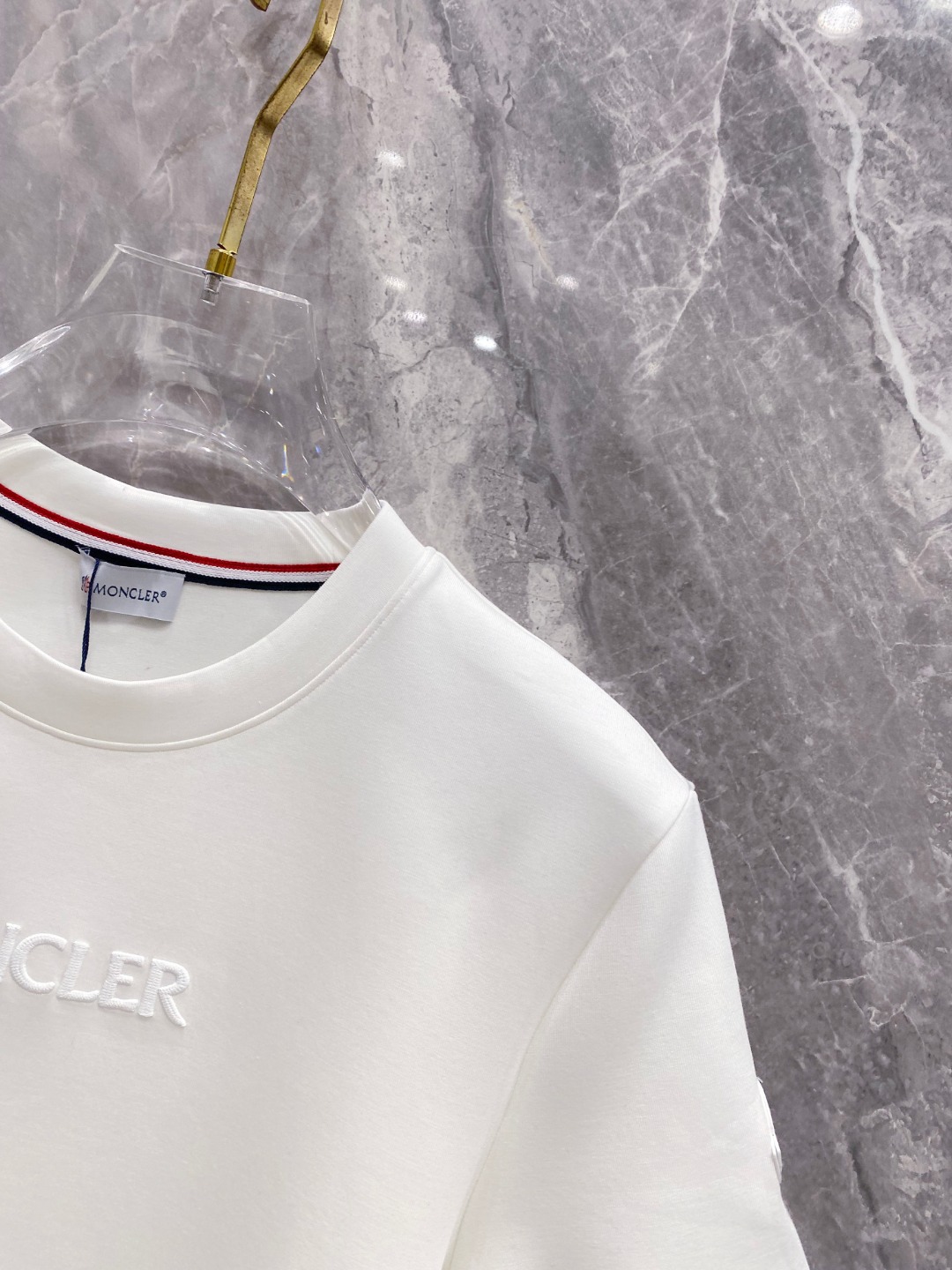 蒙口 2025秋冬 圆领刺绣短袖T恤打底衫 元素性的Logo徽章凸显休闲时尚魅力,依然独领时尚风骚.内搭