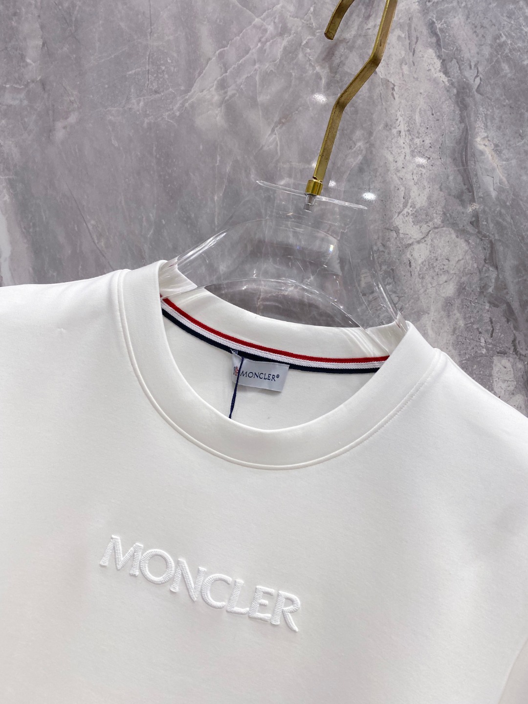 蒙口 2025秋冬 圆领刺绣短袖T恤打底衫 元素性的Logo徽章凸显休闲时尚魅力,依然独领时尚风骚.内搭