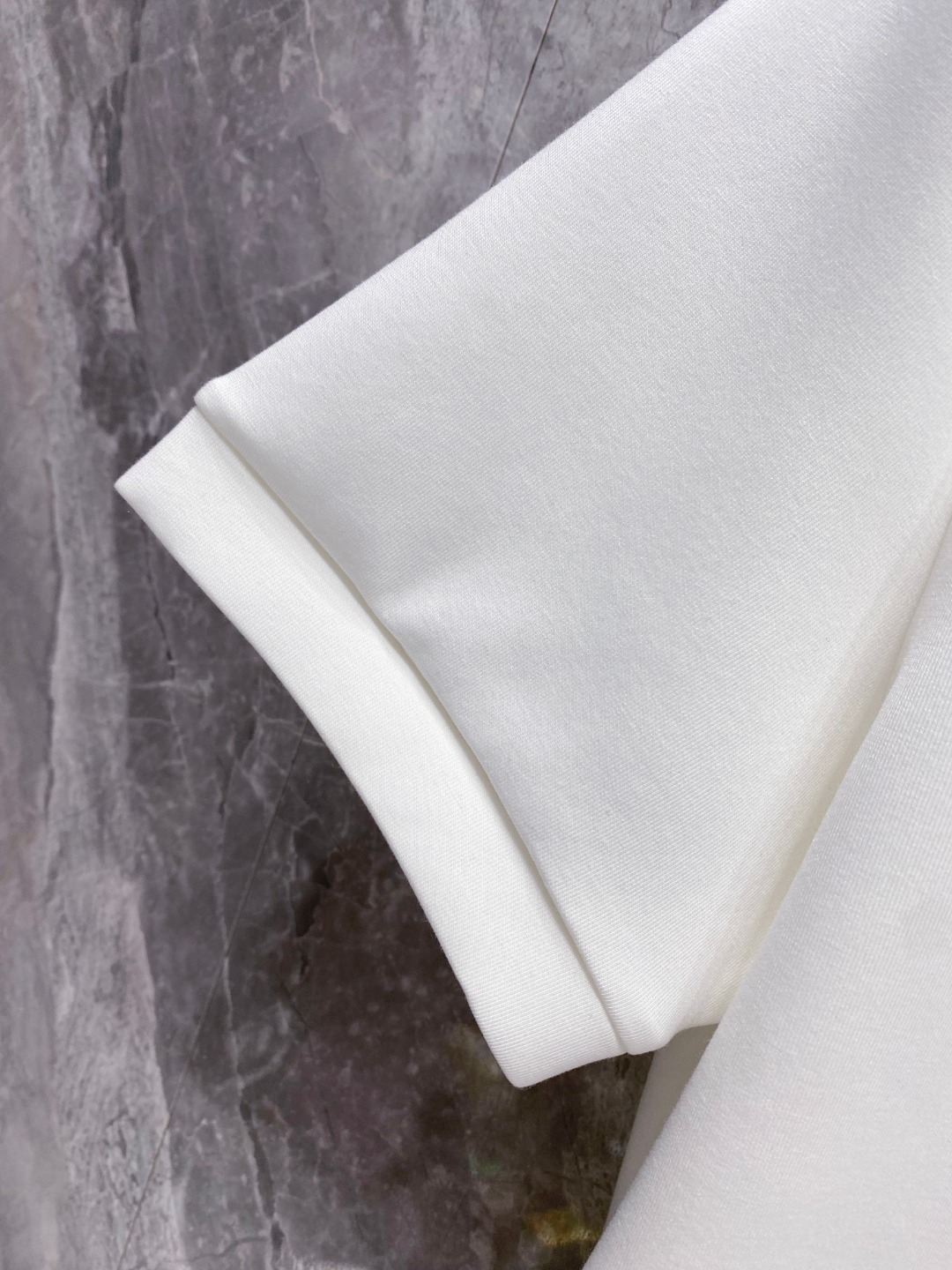 蒙口 2025秋冬 圆领刺绣短袖T恤打底衫 元素性的Logo徽章凸显休闲时尚魅力,依然独领时尚风骚.内搭