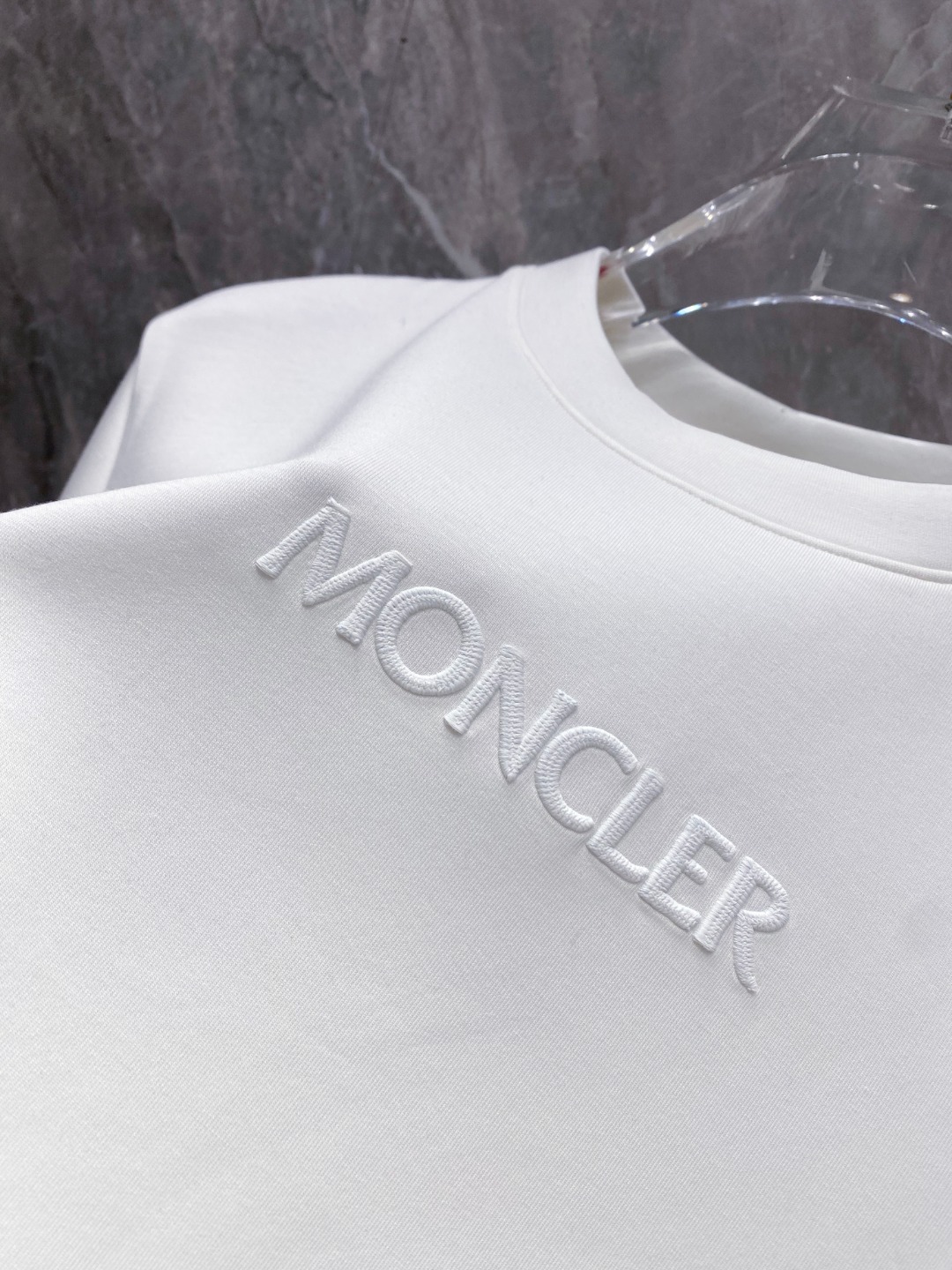 蒙口 2025秋冬 圆领刺绣短袖T恤打底衫 元素性的Logo徽章凸显休闲时尚魅力,依然独领时尚风骚.内搭