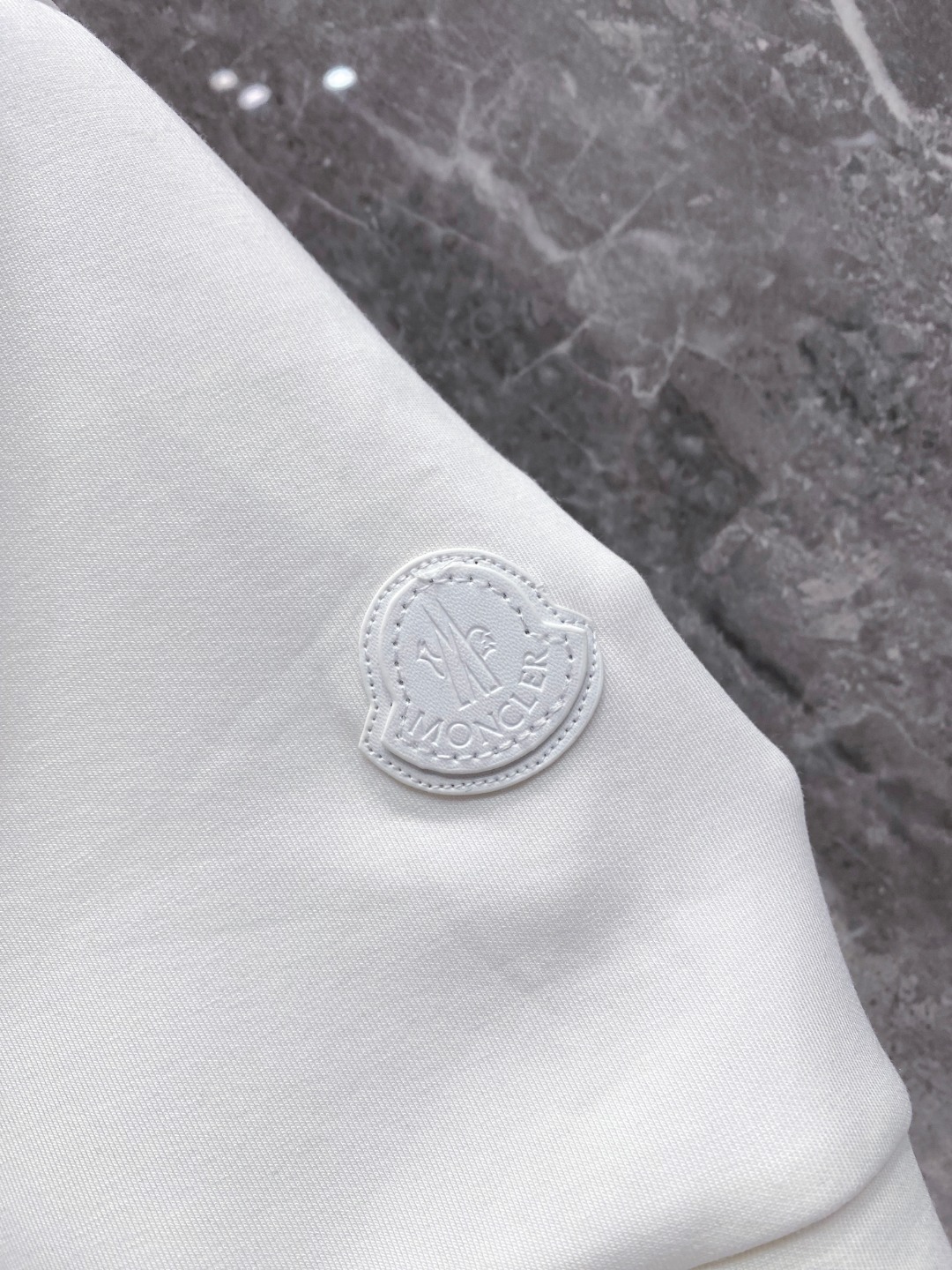 蒙口 2025秋冬 圆领刺绣短袖T恤打底衫 元素性的Logo徽章凸显休闲时尚魅力,依然独领时尚风骚.内搭