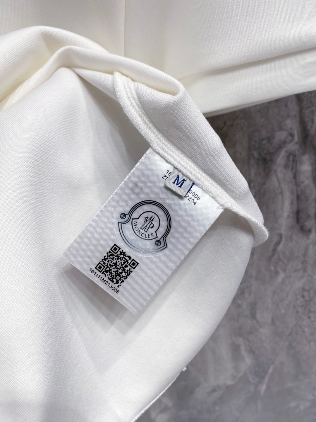 蒙口 2025秋冬 圆领刺绣短袖T恤打底衫 元素性的Logo徽章凸显休闲时尚魅力,依然独领时尚风骚.内搭