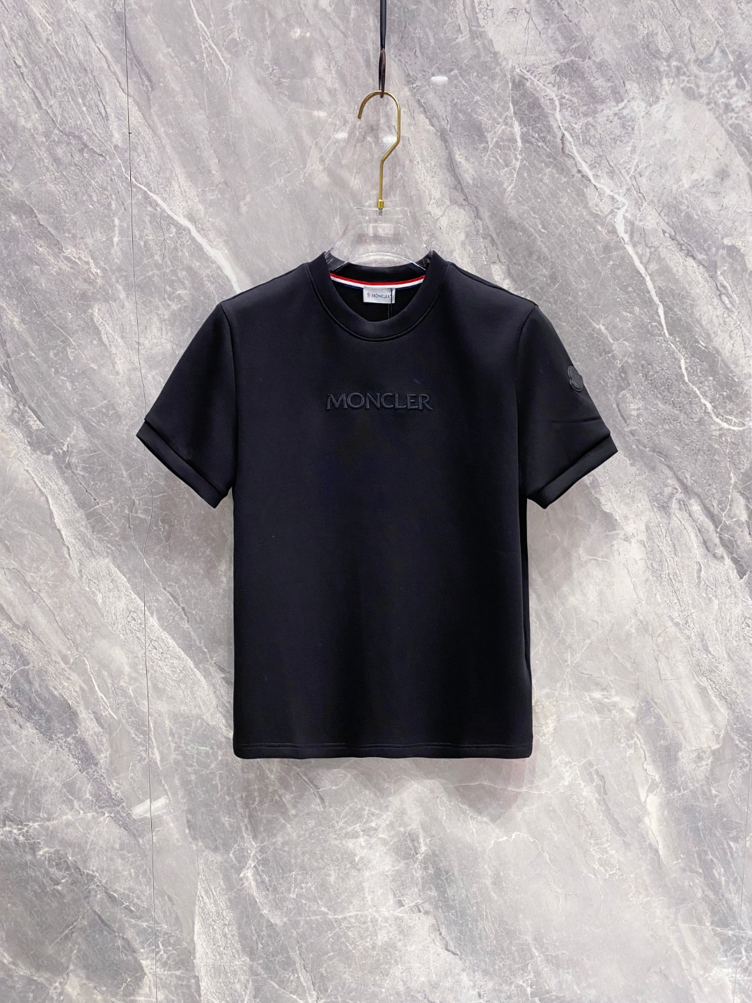 蒙口 2025秋冬 圆领刺绣短袖T恤打底衫 元素性的Logo徽章凸显休闲时尚魅力,依然独领时尚风骚.内搭