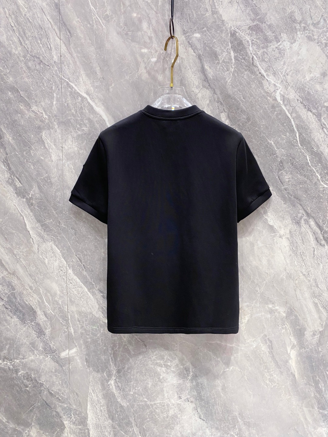 蒙口 2025秋冬 圆领刺绣短袖T恤打底衫 元素性的Logo徽章凸显休闲时尚魅力,依然独领时尚风骚.内搭