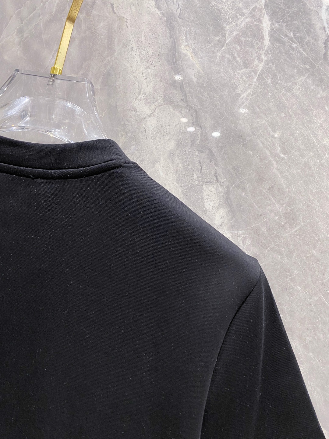 蒙口 2025秋冬 圆领刺绣短袖T恤打底衫 元素性的Logo徽章凸显休闲时尚魅力,依然独领时尚风骚.内搭