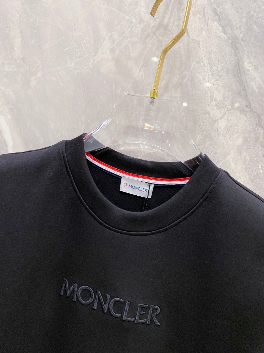 蒙口 2025秋冬 圆领刺绣短袖T恤打底衫 元素性的Logo徽章凸显休闲时尚魅力,依然独领时尚风骚.内搭