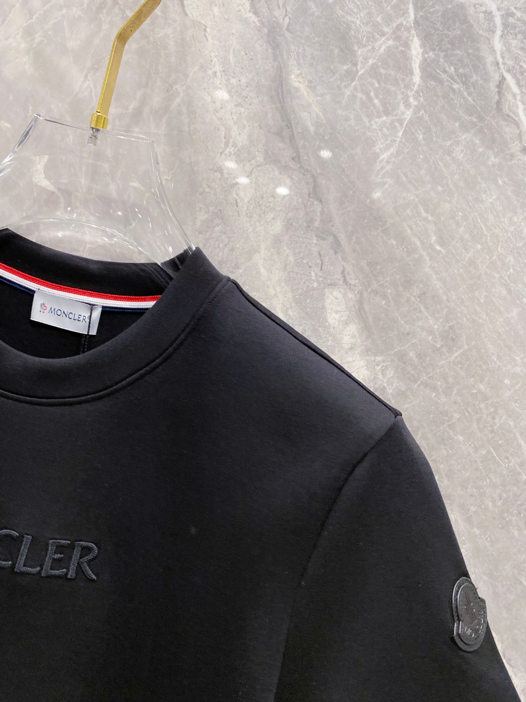 蒙口 2025秋冬 圆领刺绣短袖T恤打底衫 元素性的Logo徽章凸显休闲时尚魅力,依然独领时尚风骚.内搭