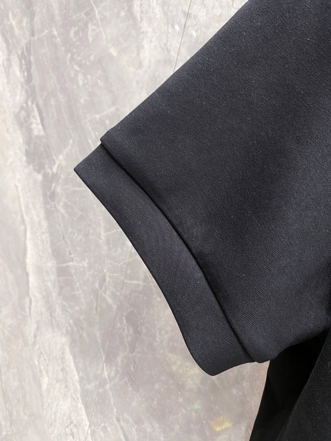 蒙口 2025秋冬 圆领刺绣短袖T恤打底衫 元素性的Logo徽章凸显休闲时尚魅力,依然独领时尚风骚.内搭