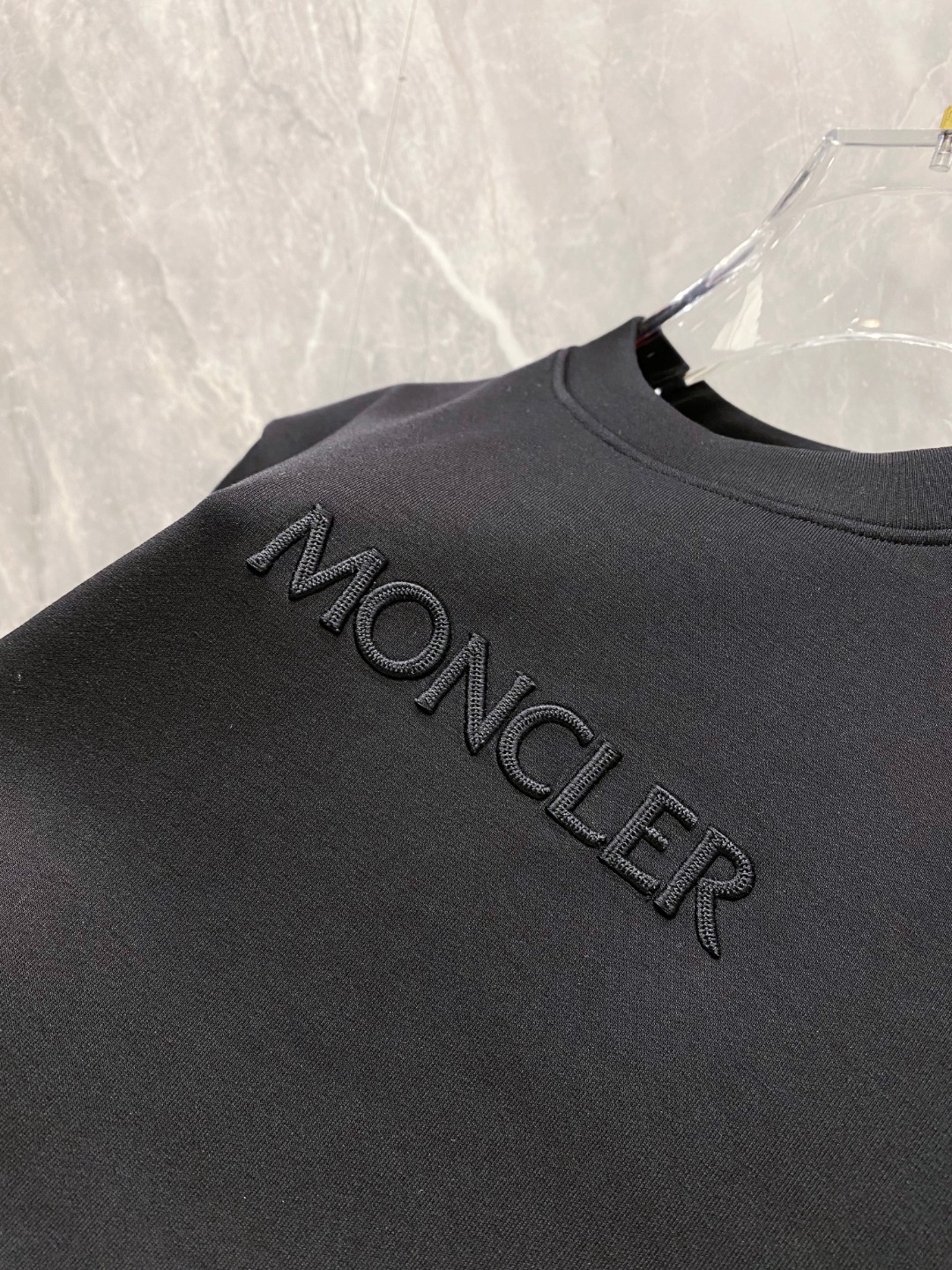 蒙口 2025秋冬 圆领刺绣短袖T恤打底衫 元素性的Logo徽章凸显休闲时尚魅力,依然独领时尚风骚.内搭