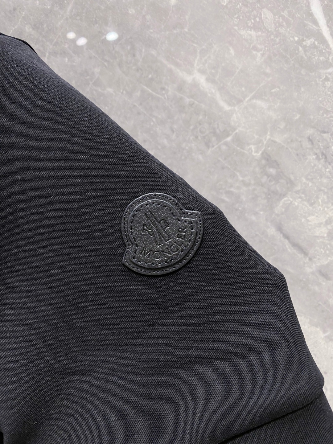 蒙口 2025秋冬 圆领刺绣短袖T恤打底衫 元素性的Logo徽章凸显休闲时尚魅力,依然独领时尚风骚.内搭