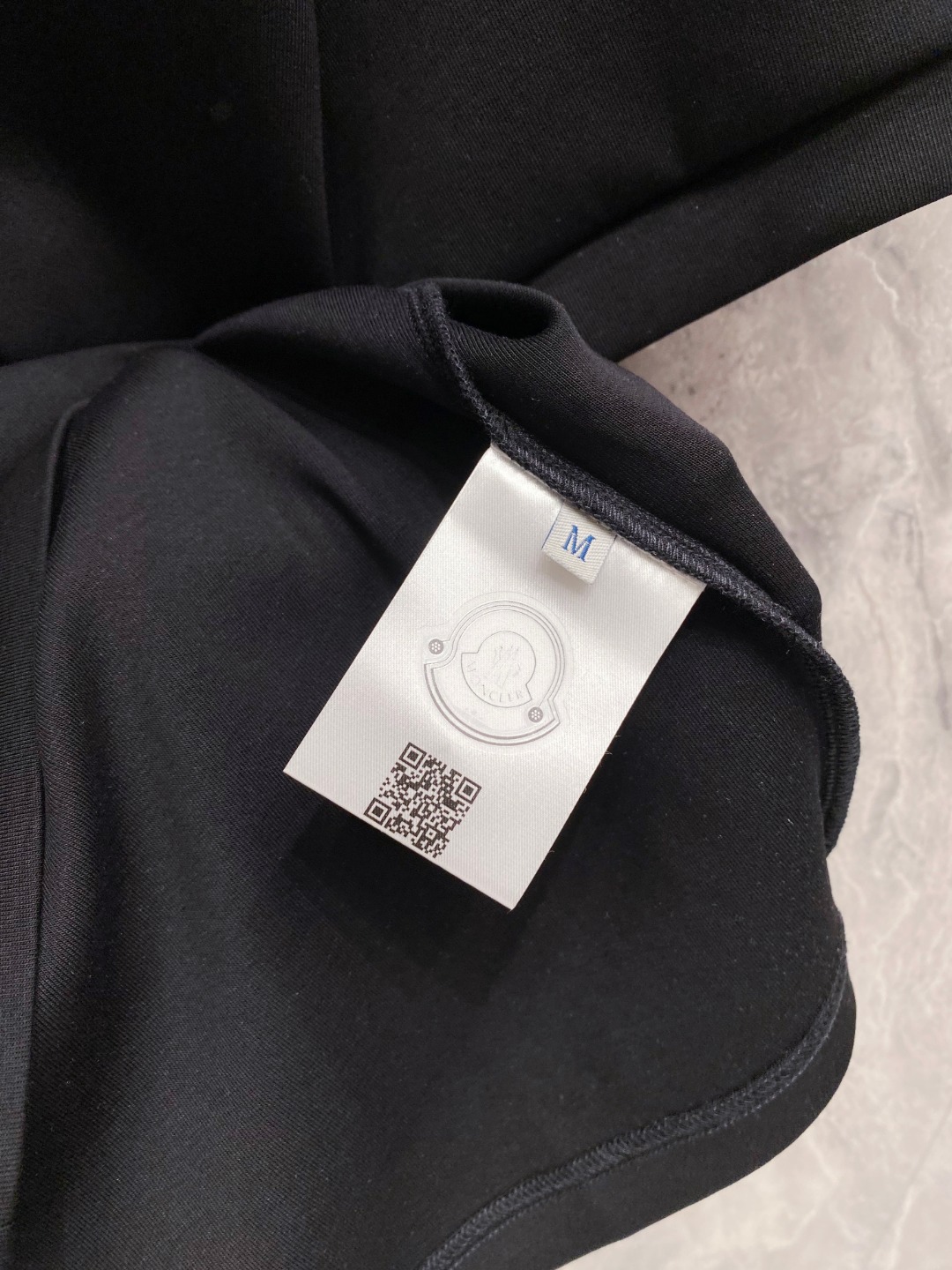 蒙口 2025秋冬 圆领刺绣短袖T恤打底衫 元素性的Logo徽章凸显休闲时尚魅力,依然独领时尚风骚.内搭