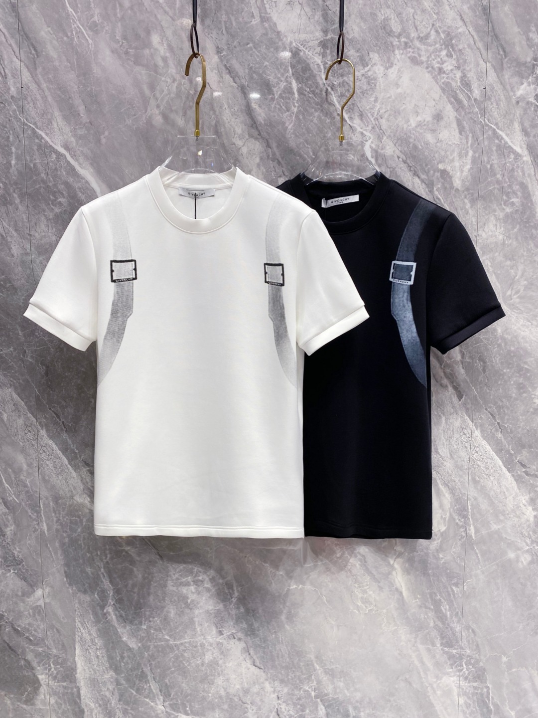 纪梵希 2025秋冬 圆领刺绣短袖T恤打底衫 元素性的Logo徽章凸显休闲时尚魅力,依然独领时尚风骚.内