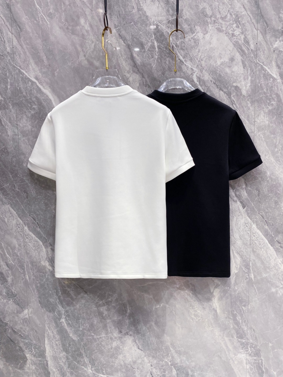 纪梵希 2025秋冬 圆领刺绣短袖T恤打底衫 元素性的Logo徽章凸显休闲时尚魅力,依然独领时尚风骚.内