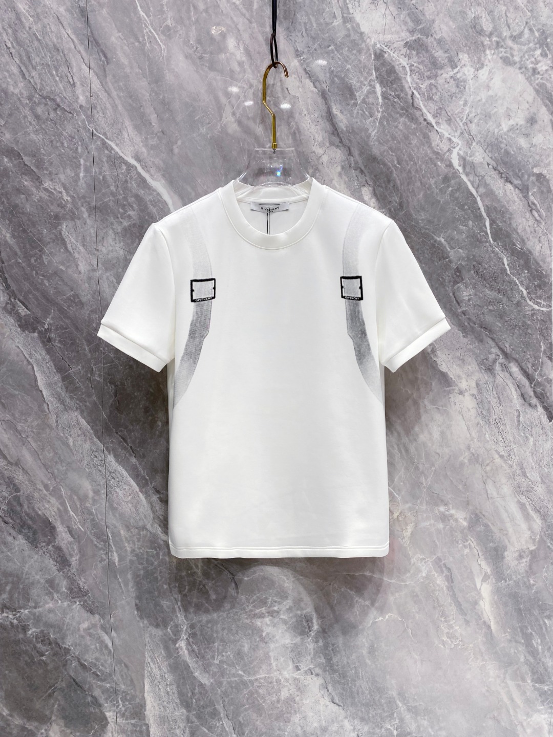 纪梵希 2025秋冬 圆领刺绣短袖T恤打底衫 元素性的Logo徽章凸显休闲时尚魅力,依然独领时尚风骚.内