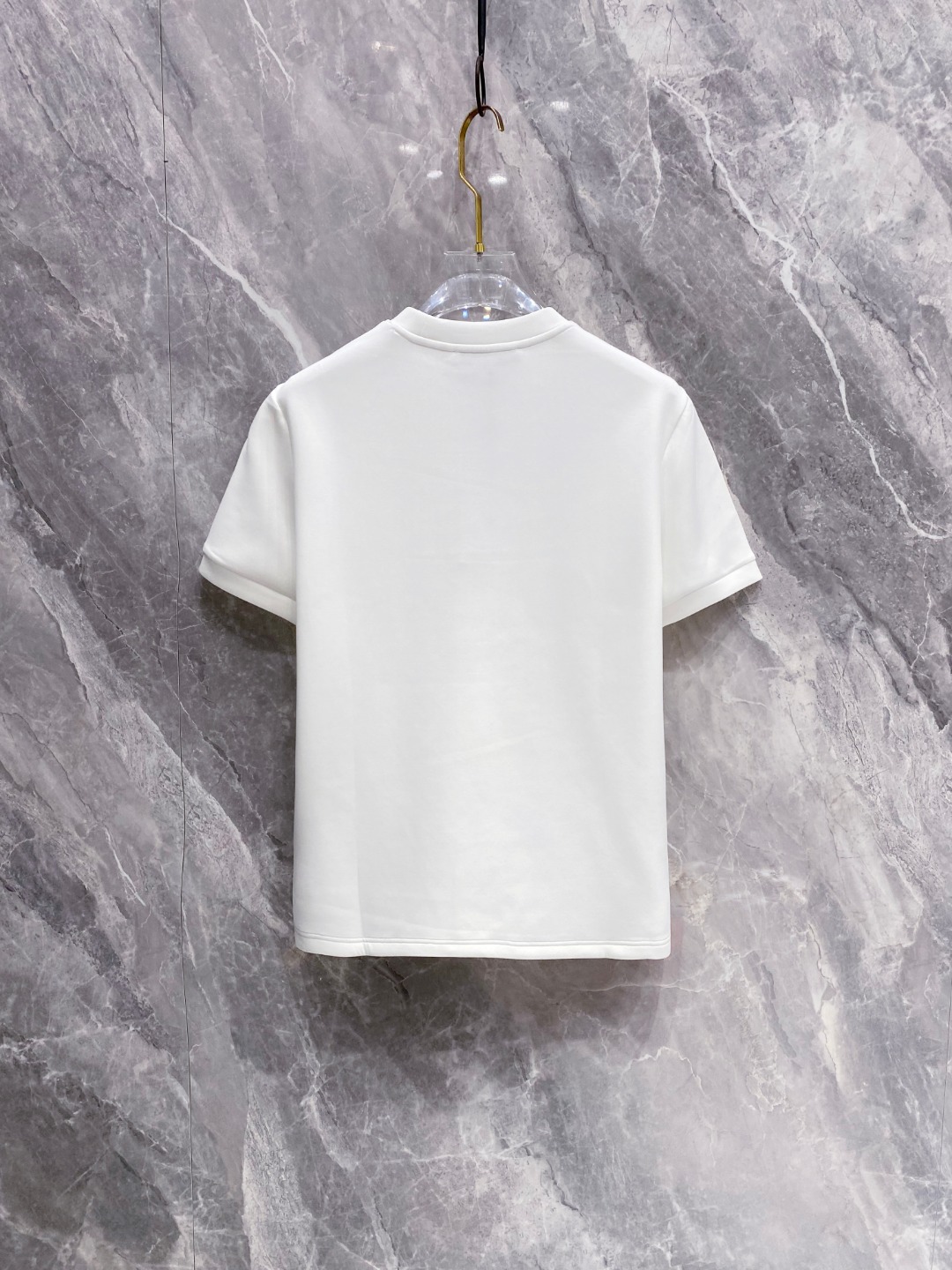 纪梵希 2025秋冬 圆领刺绣短袖T恤打底衫 元素性的Logo徽章凸显休闲时尚魅力,依然独领时尚风骚.内