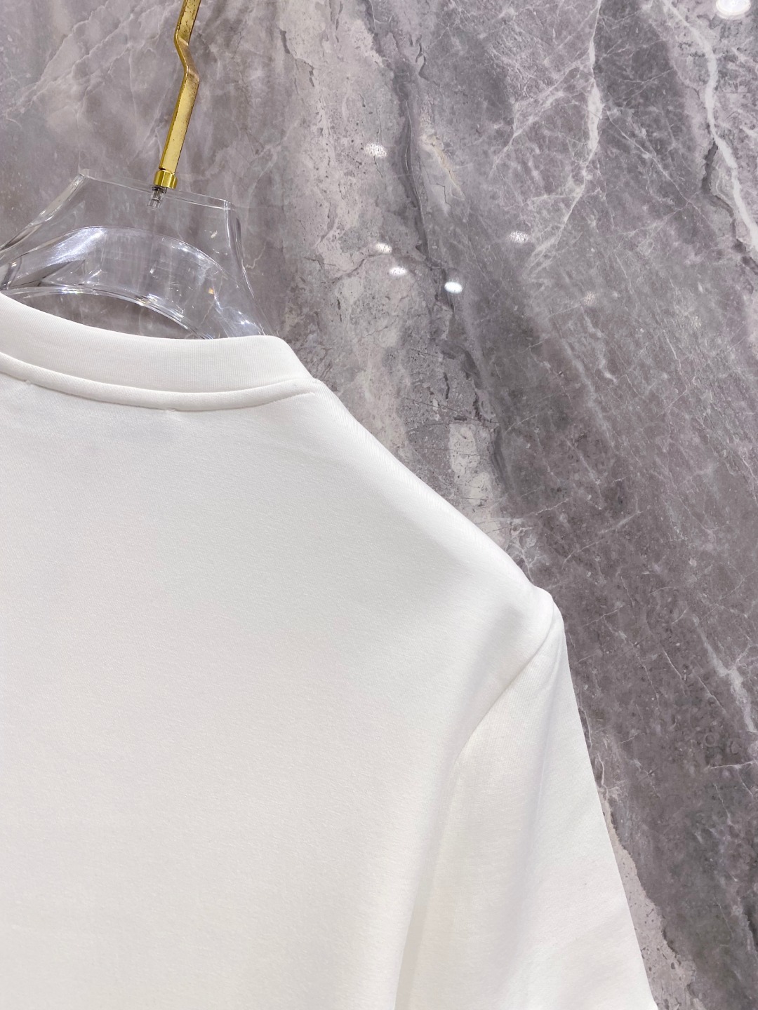 纪梵希 2025秋冬 圆领刺绣短袖T恤打底衫 元素性的Logo徽章凸显休闲时尚魅力,依然独领时尚风骚.内