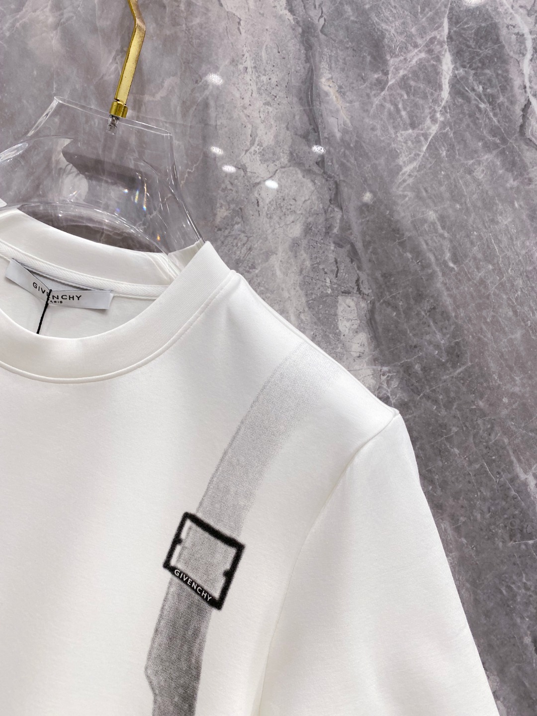 纪梵希 2025秋冬 圆领刺绣短袖T恤打底衫 元素性的Logo徽章凸显休闲时尚魅力,依然独领时尚风骚.内