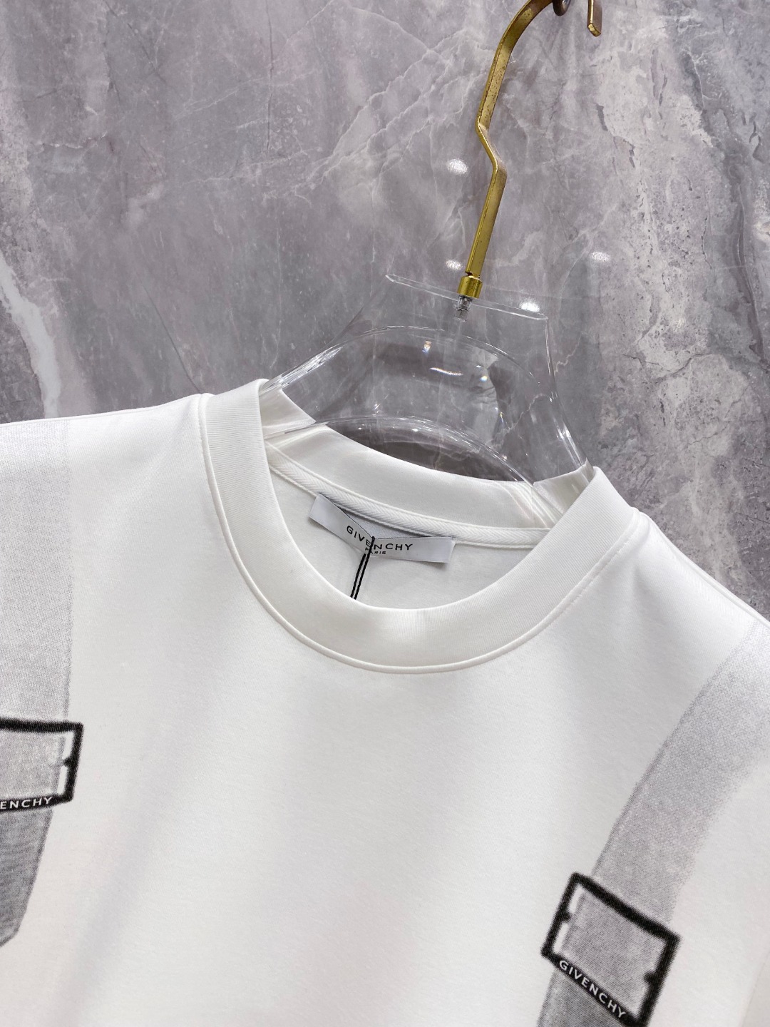 纪梵希 2025秋冬 圆领刺绣短袖T恤打底衫 元素性的Logo徽章凸显休闲时尚魅力,依然独领时尚风骚.内