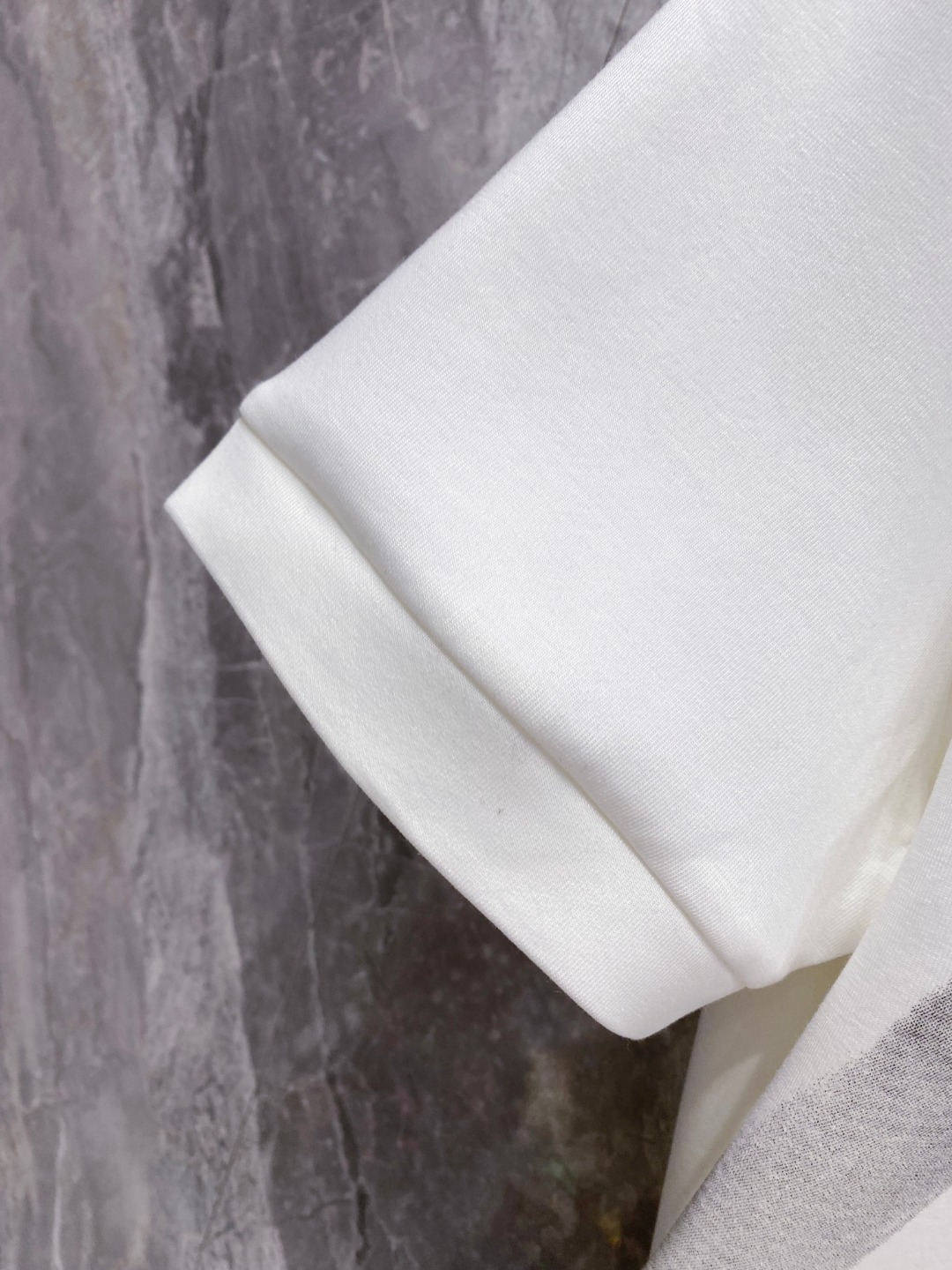 纪梵希 2025秋冬 圆领刺绣短袖T恤打底衫 元素性的Logo徽章凸显休闲时尚魅力,依然独领时尚风骚.内