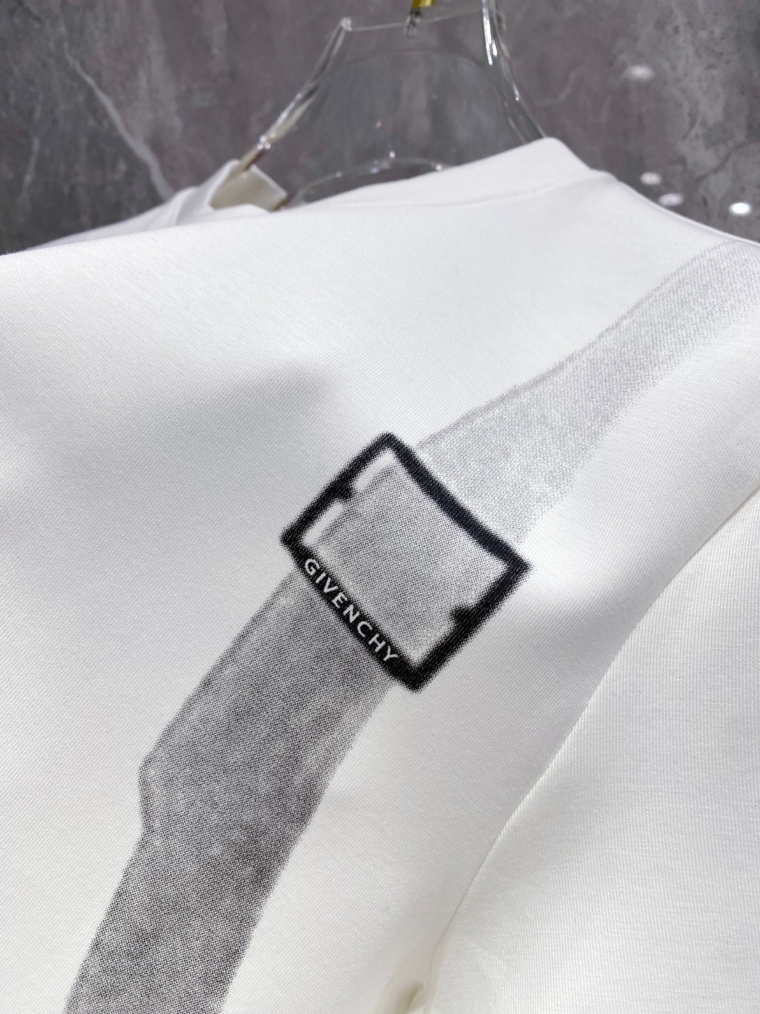 纪梵希 2025秋冬 圆领刺绣短袖T恤打底衫 元素性的Logo徽章凸显休闲时尚魅力,依然独领时尚风骚.内